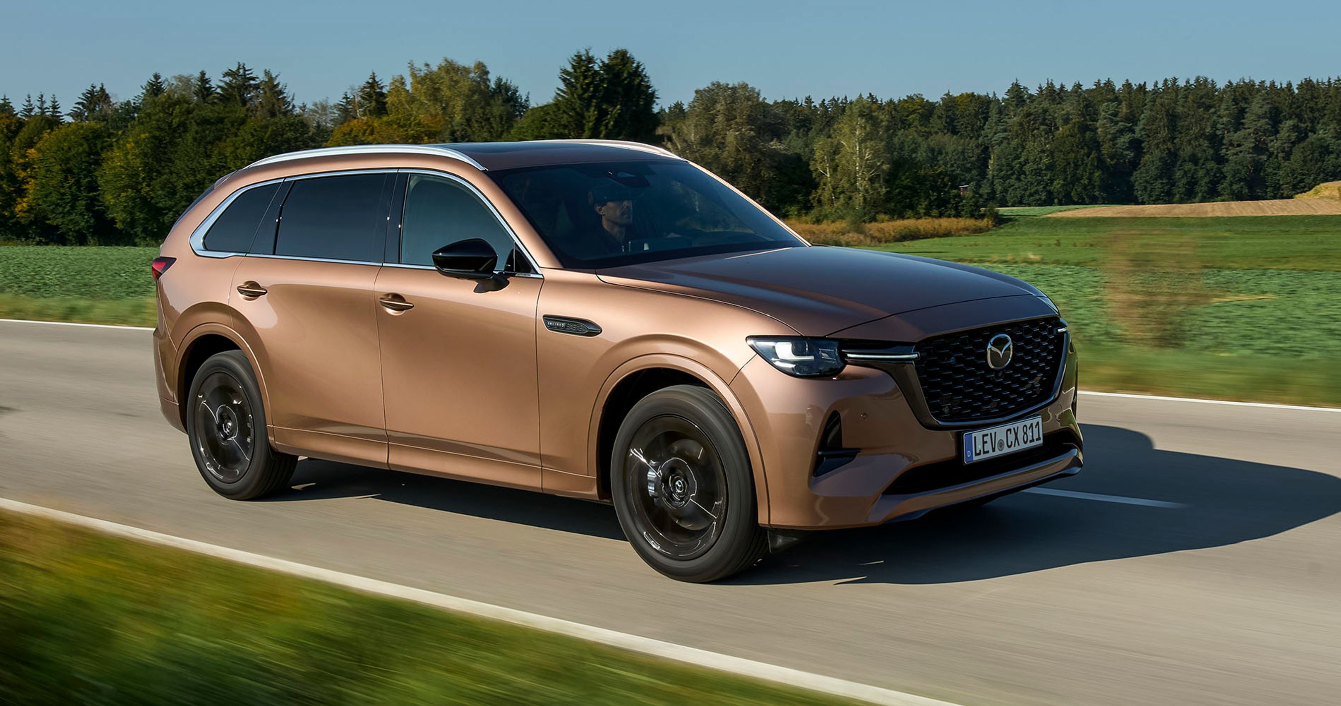 Mazda CX-80 set forfra, mens den kører på vej