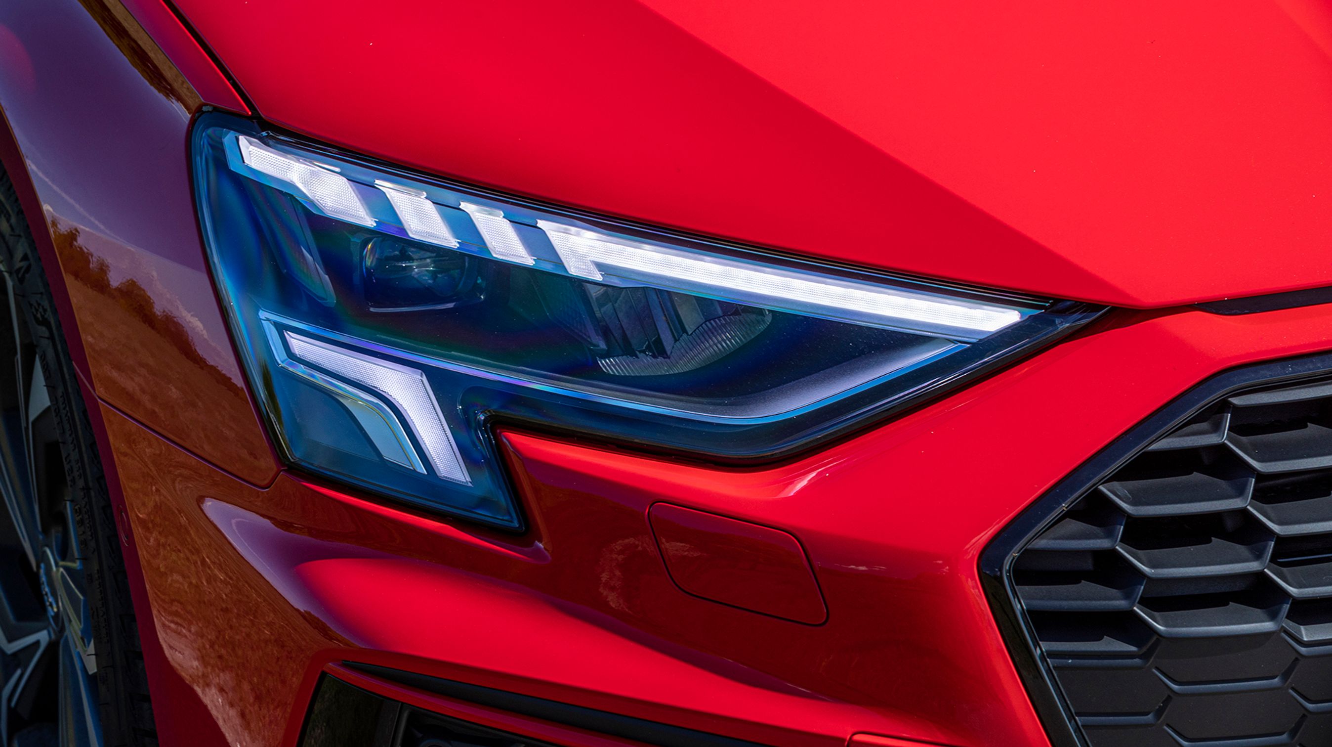 Der er både LED-lygter foran og bagpå Audi A3. Du kan opgradere til adaptive forlygter for 15.000 kr. eller som en del af en omfattende udstyrspakke til 25.000 kr. 