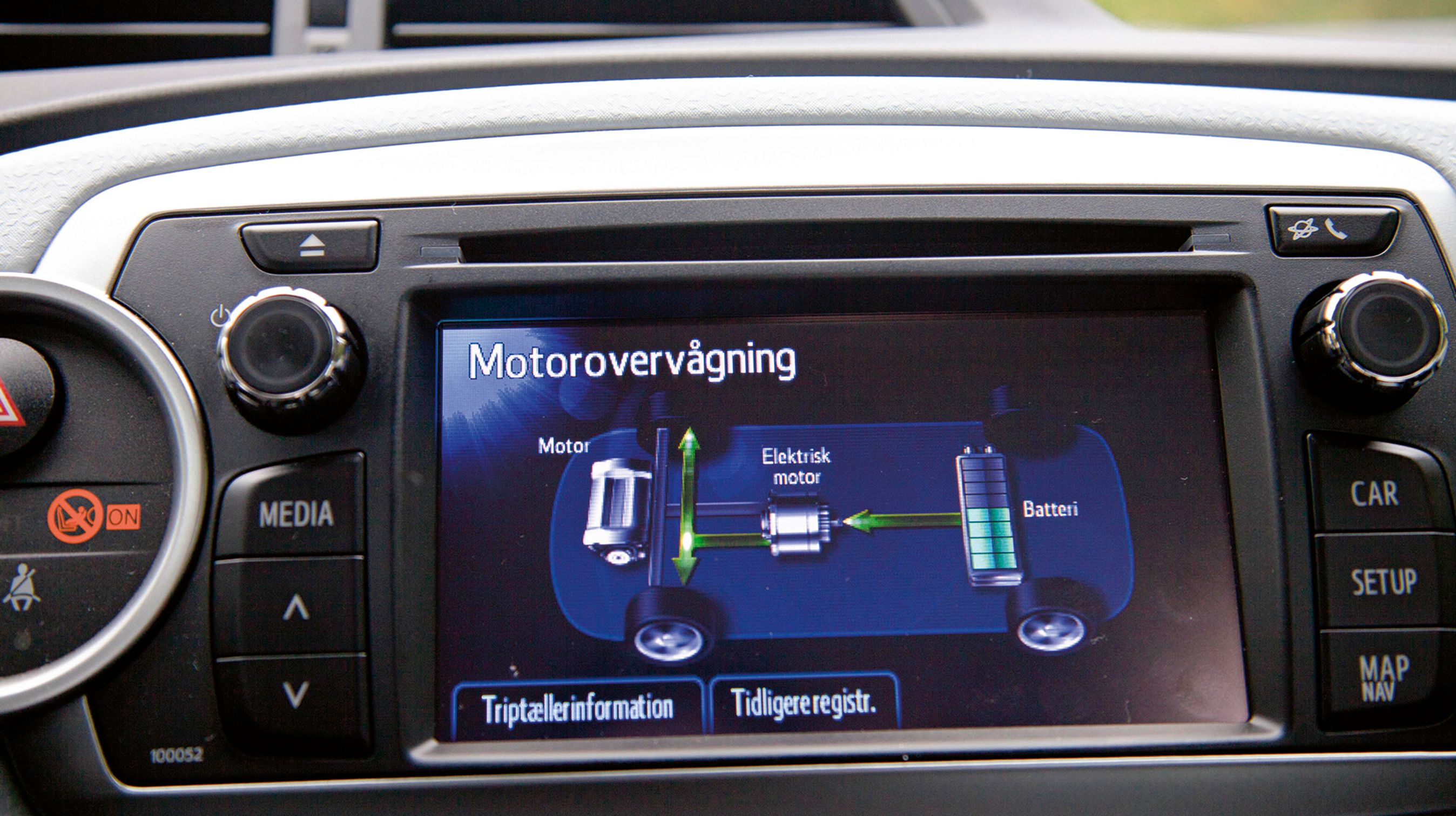 Radioen kan også vise det aktuelle forbrugsmønster, så du kan se, om bilen kører på benzin eller strøm.