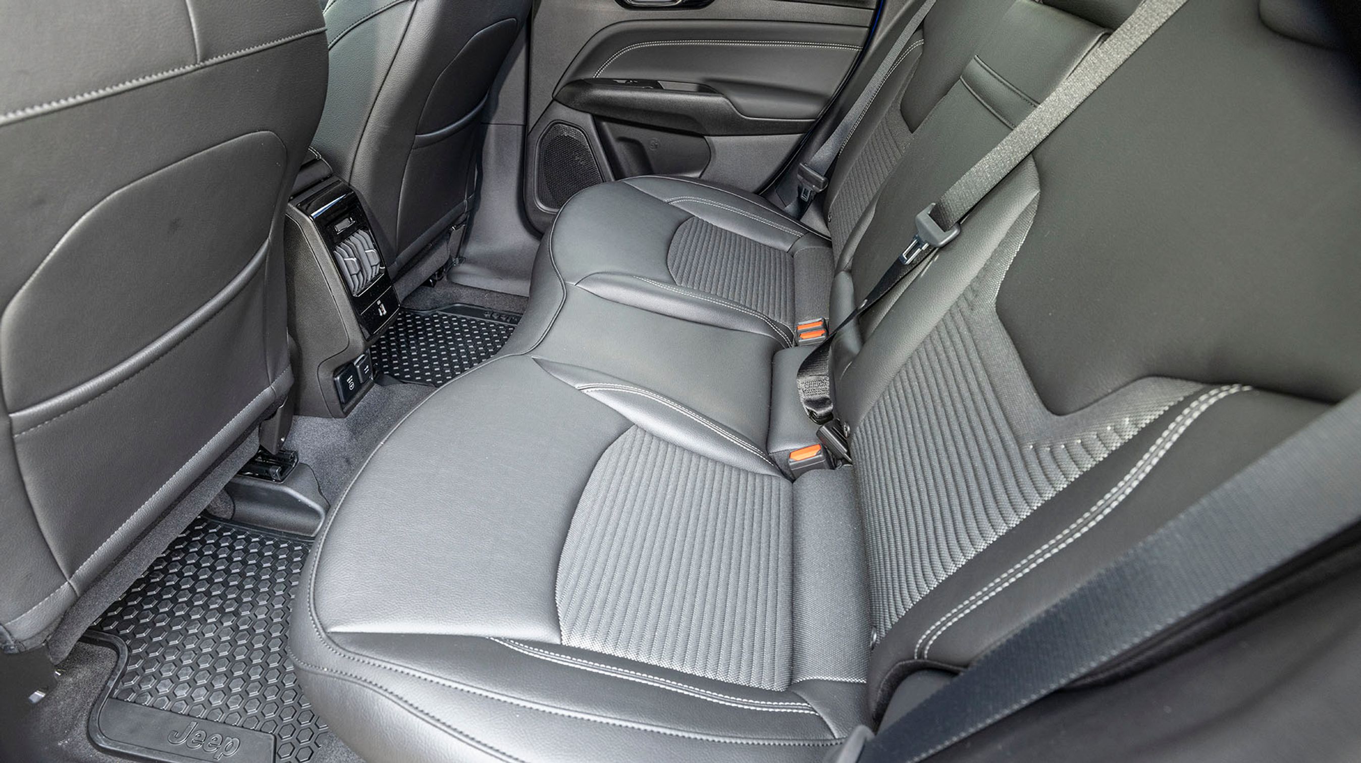 Der er udmærket plads ved bagsædet, og der er friskluftdyser mellem forsæderne. 