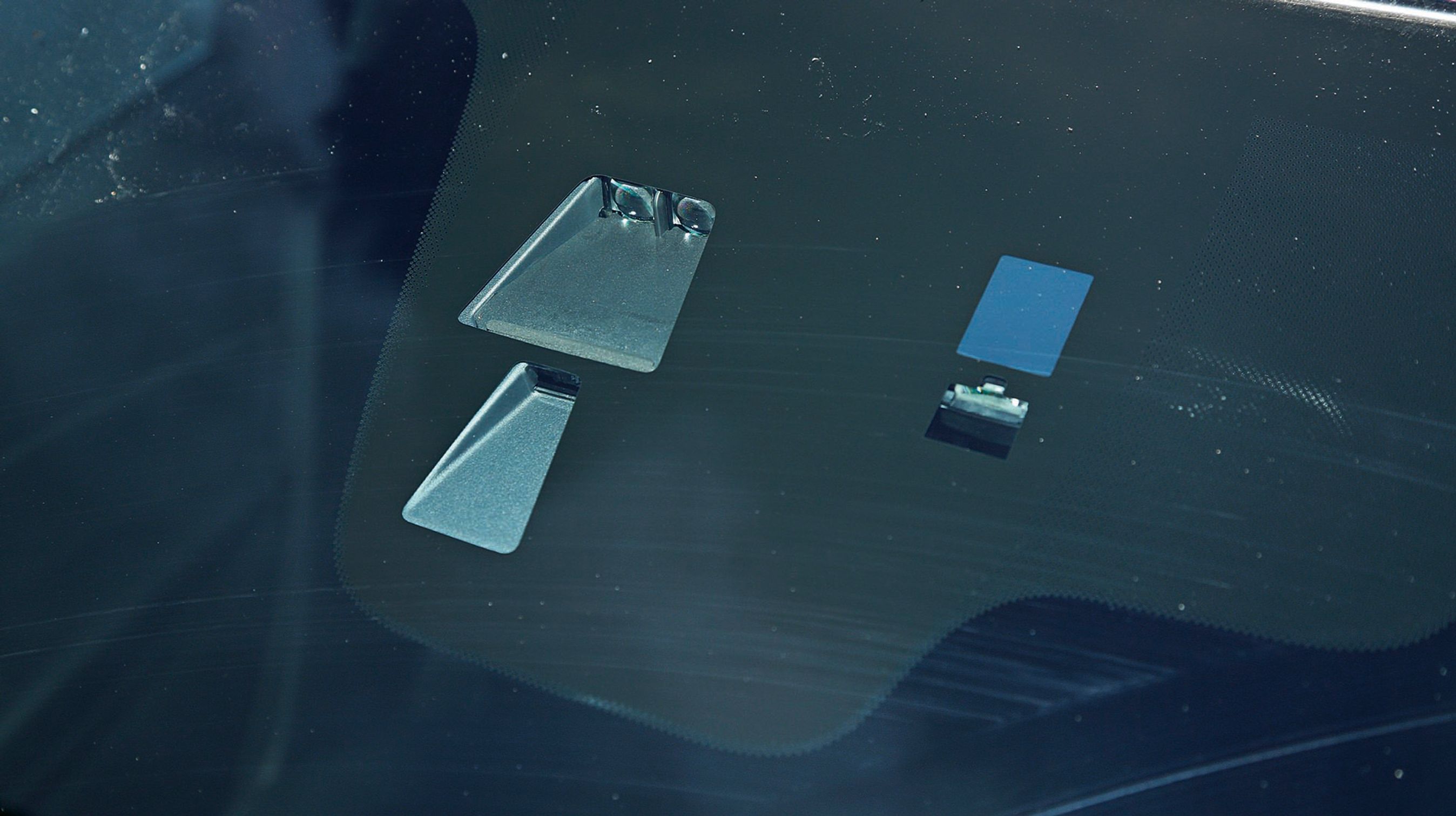 Et kamera i forruden holder øje med forankørende, og bilen bremser selv, hvis føreren glemmer det.