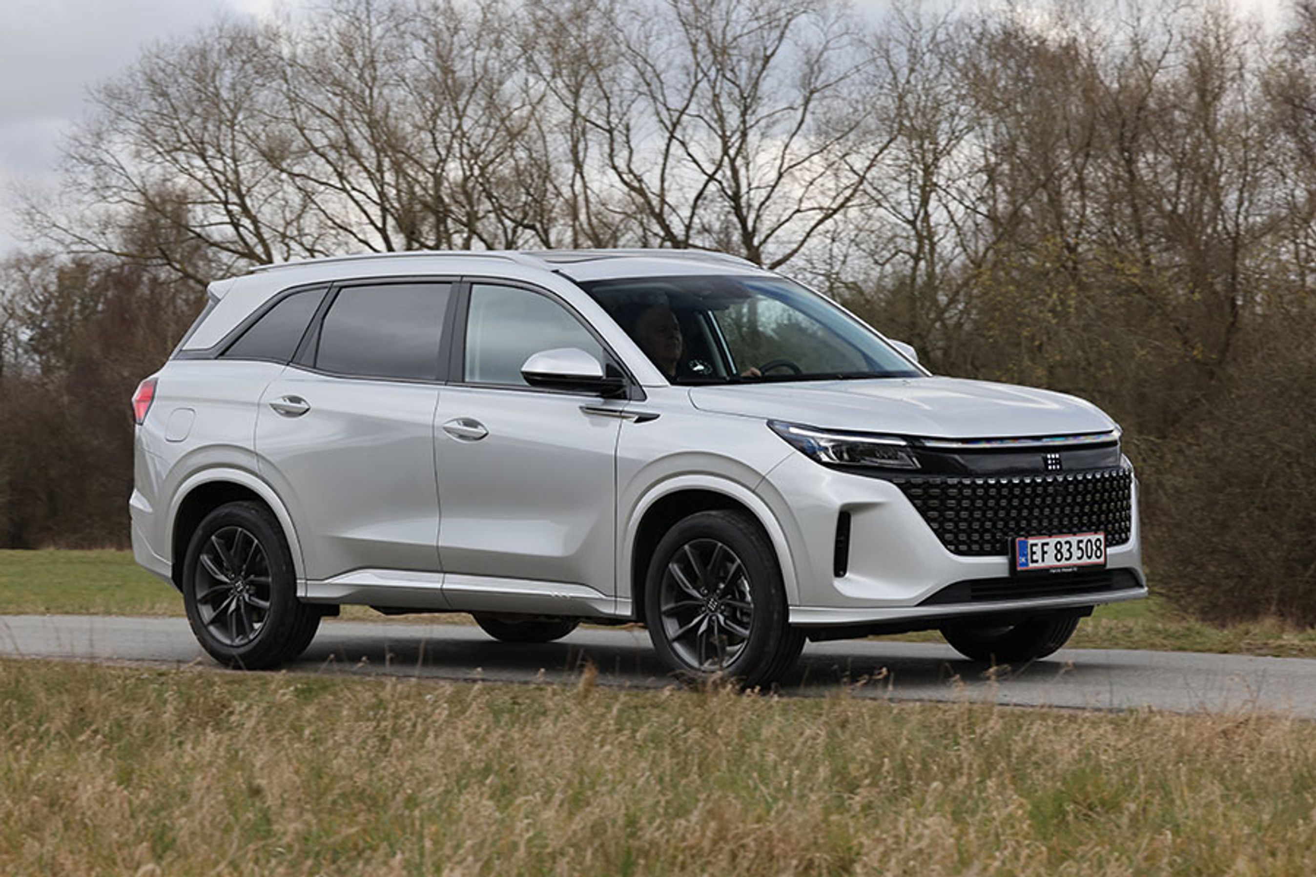 Navor E5 er en syvpersoners plugin-hybrid, og den koster 230.000 kr. Bilen sælges med en fabriksgaranti på seks år eller 150.000 km.