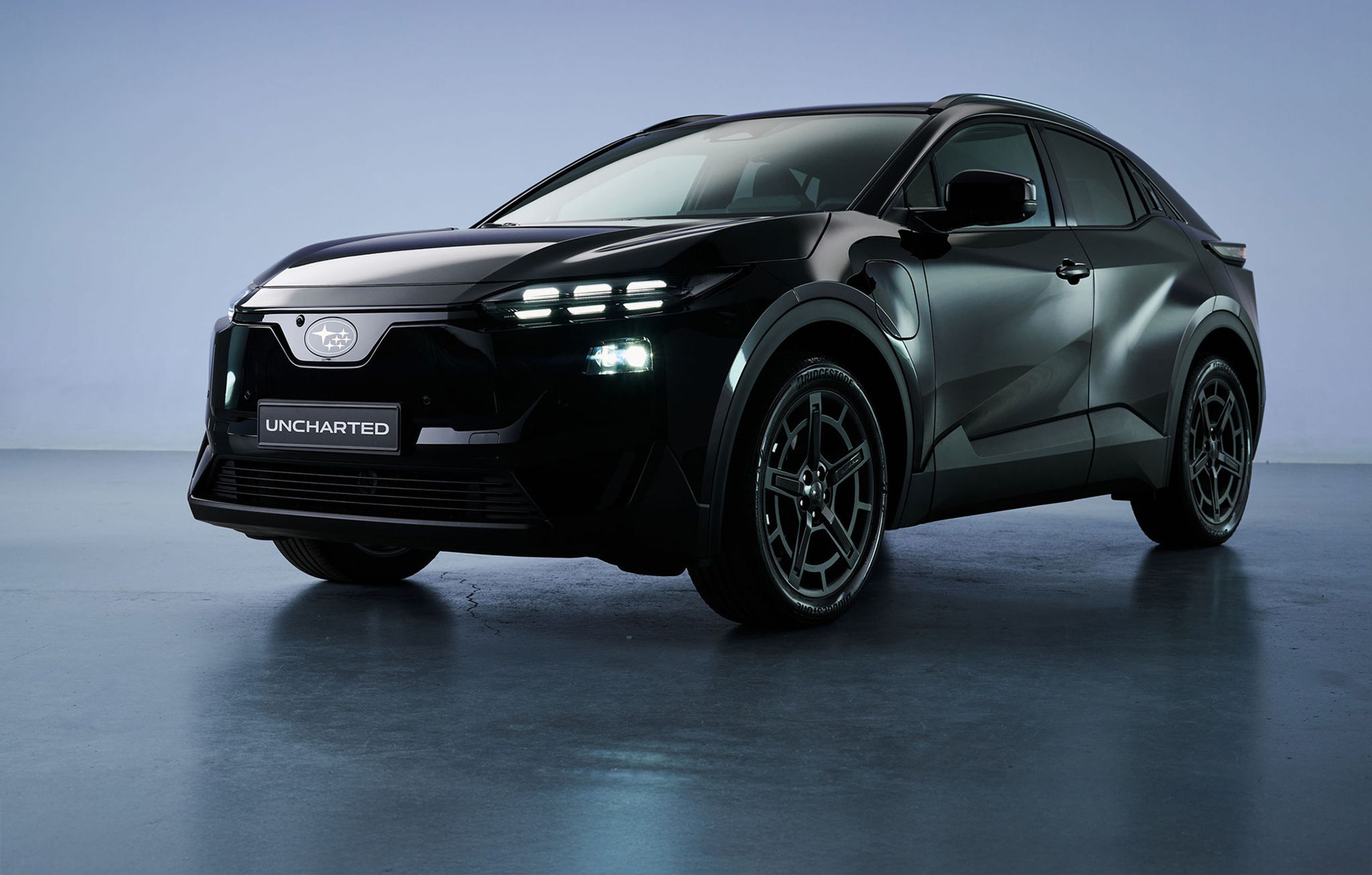 Mørk Subaru i studie.