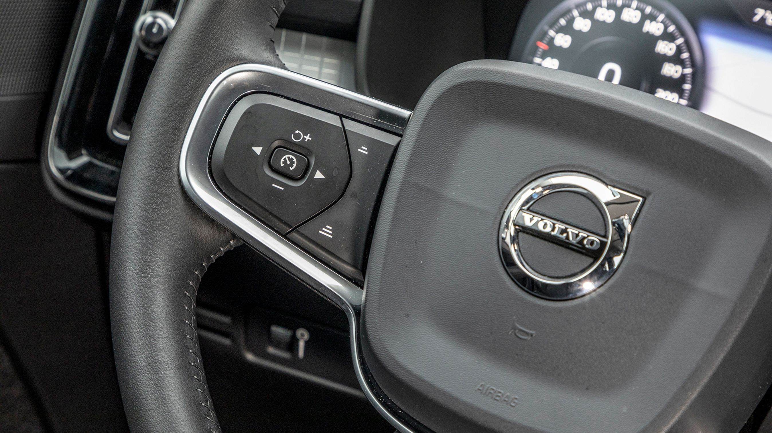 Fra rattet styres fartpiloten på enkel vis. Her er der tilkøbt adaptiv fartpilot, der noget overraskende ikke er standard i så dyr en bil.