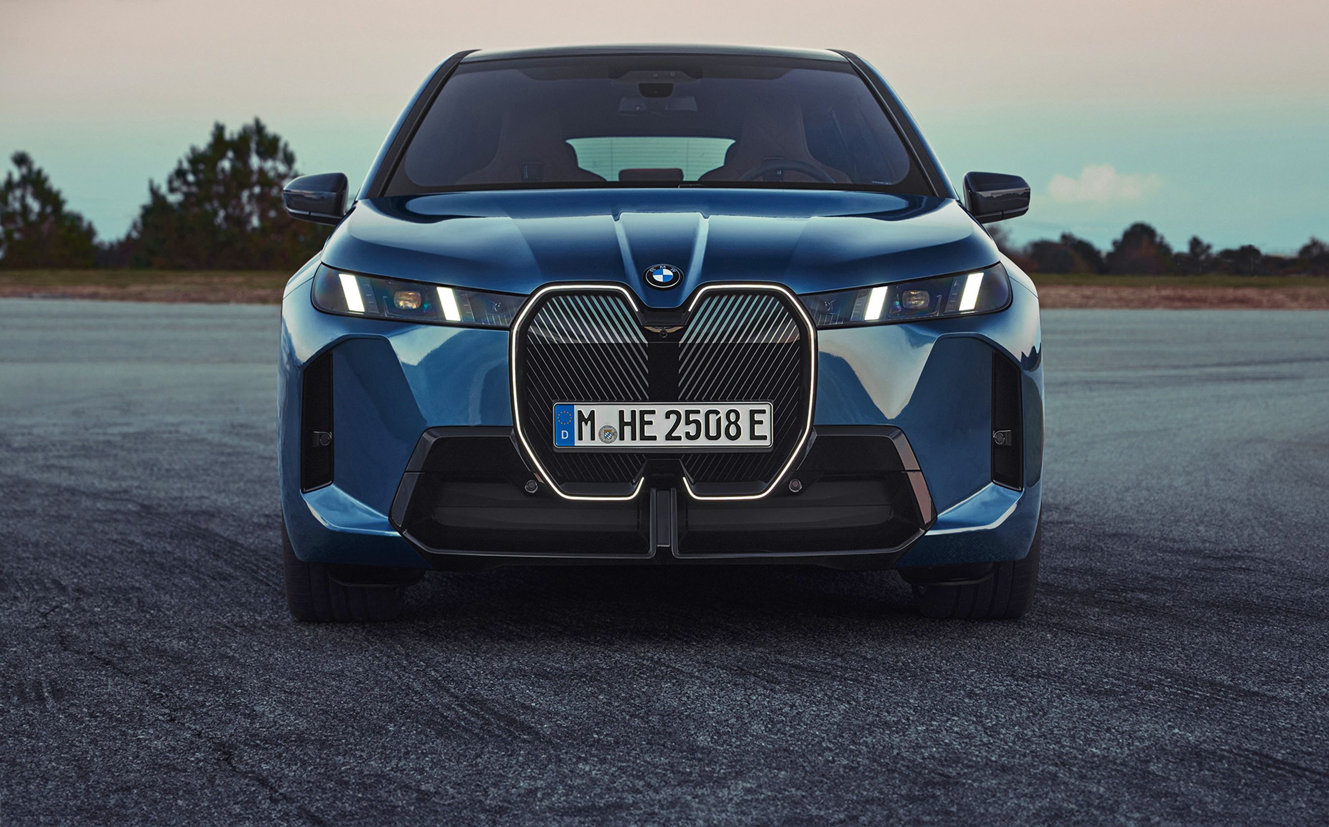 BMW iX lige forfra på asfalt.