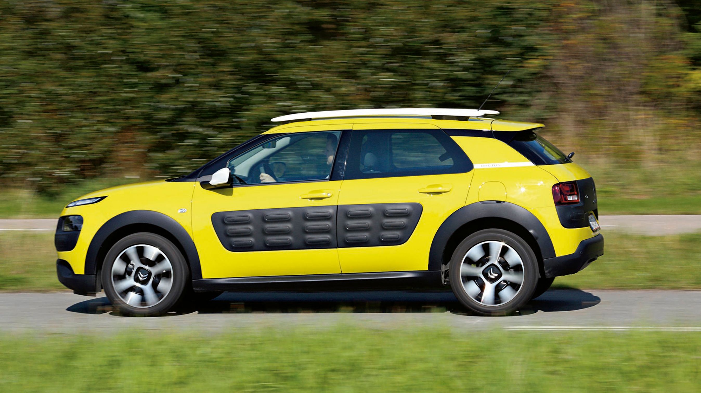 Plastiklommerne på siden beskytter bilen mod bilkabuler og giver et karakteristisk design fra siden.