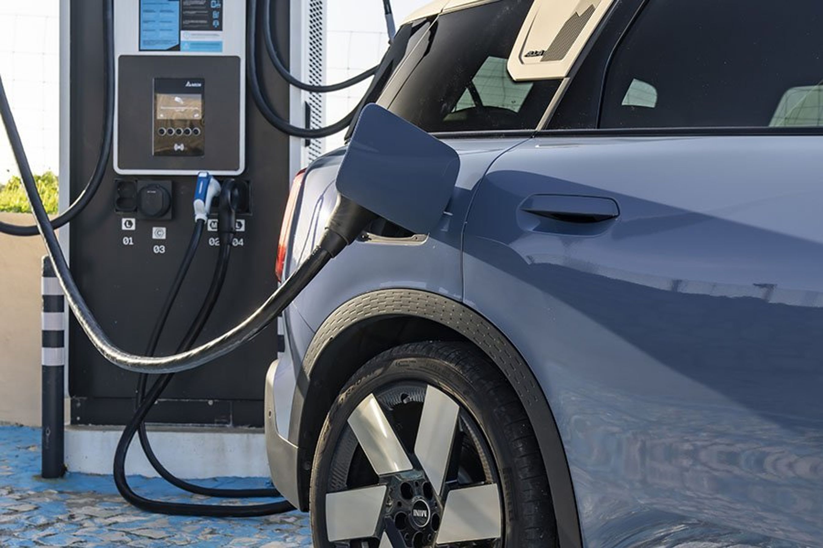 En Mini Countryman bliver ladet op ved en ladestander