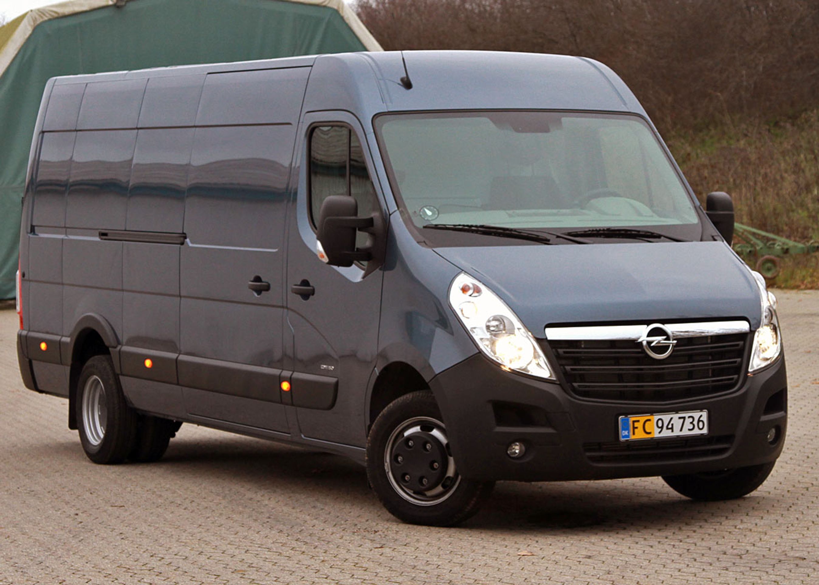 Opel Movano i den lange udgave med baghjulstræk og tvillingehjul.