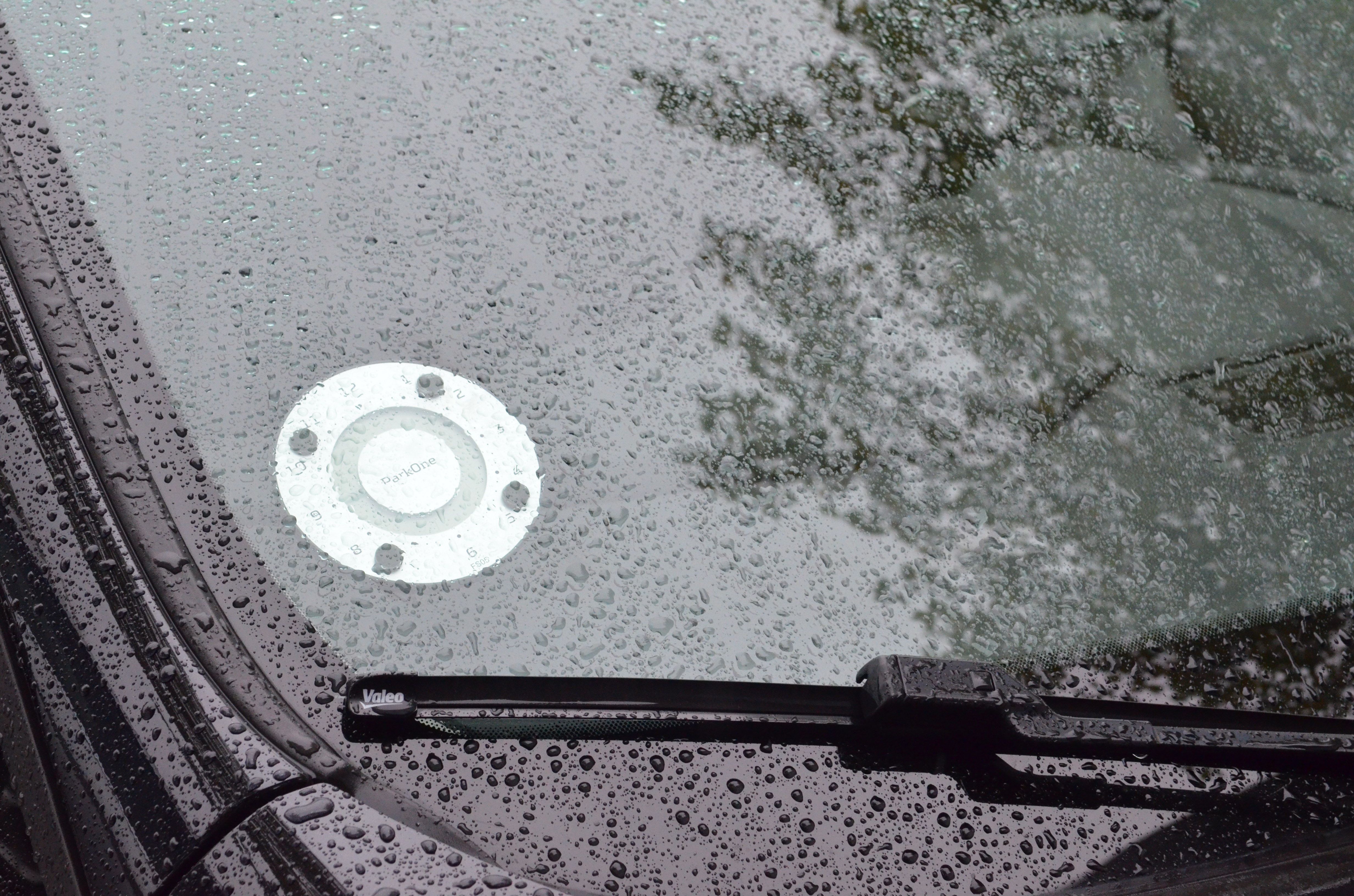 Elektronisk p-skive i forrude på bil