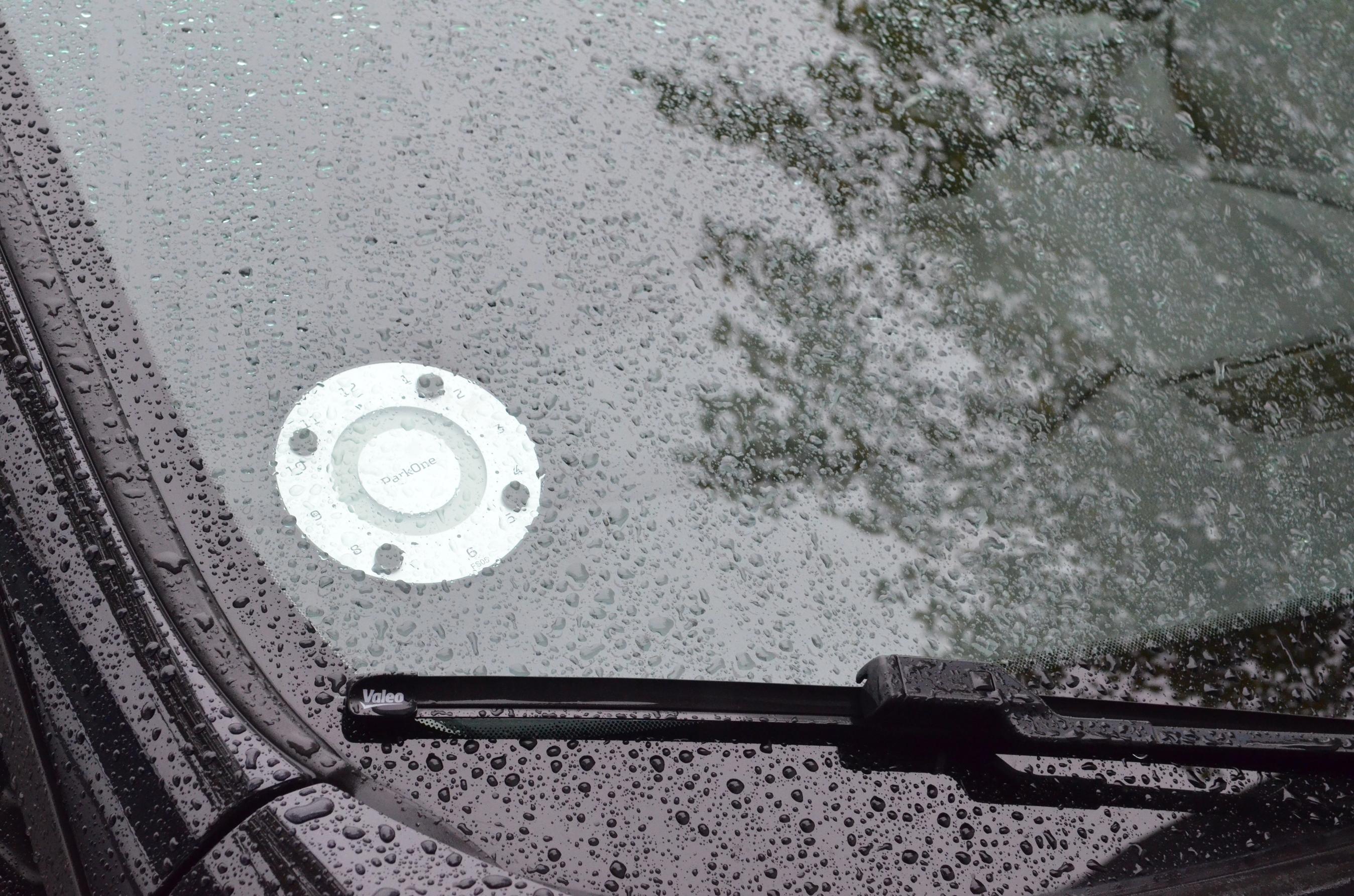 Elektronisk p-skive i forrude på bil