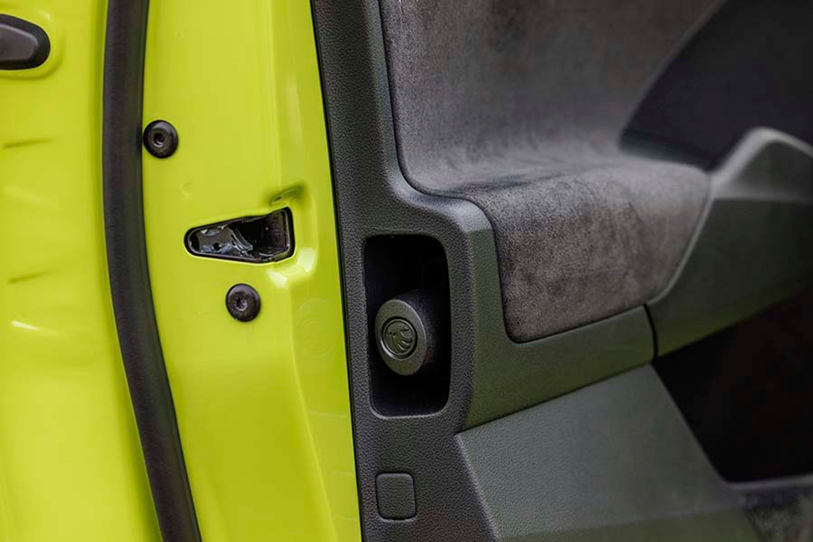 Skoda har små geniale hverdagsdetaljer som paraplyholderen i førerdøren. Det er super smart og en af måderne, hvorpå tjekkerne adskiller sig fra deres tyske kolleger Audi og VW. 