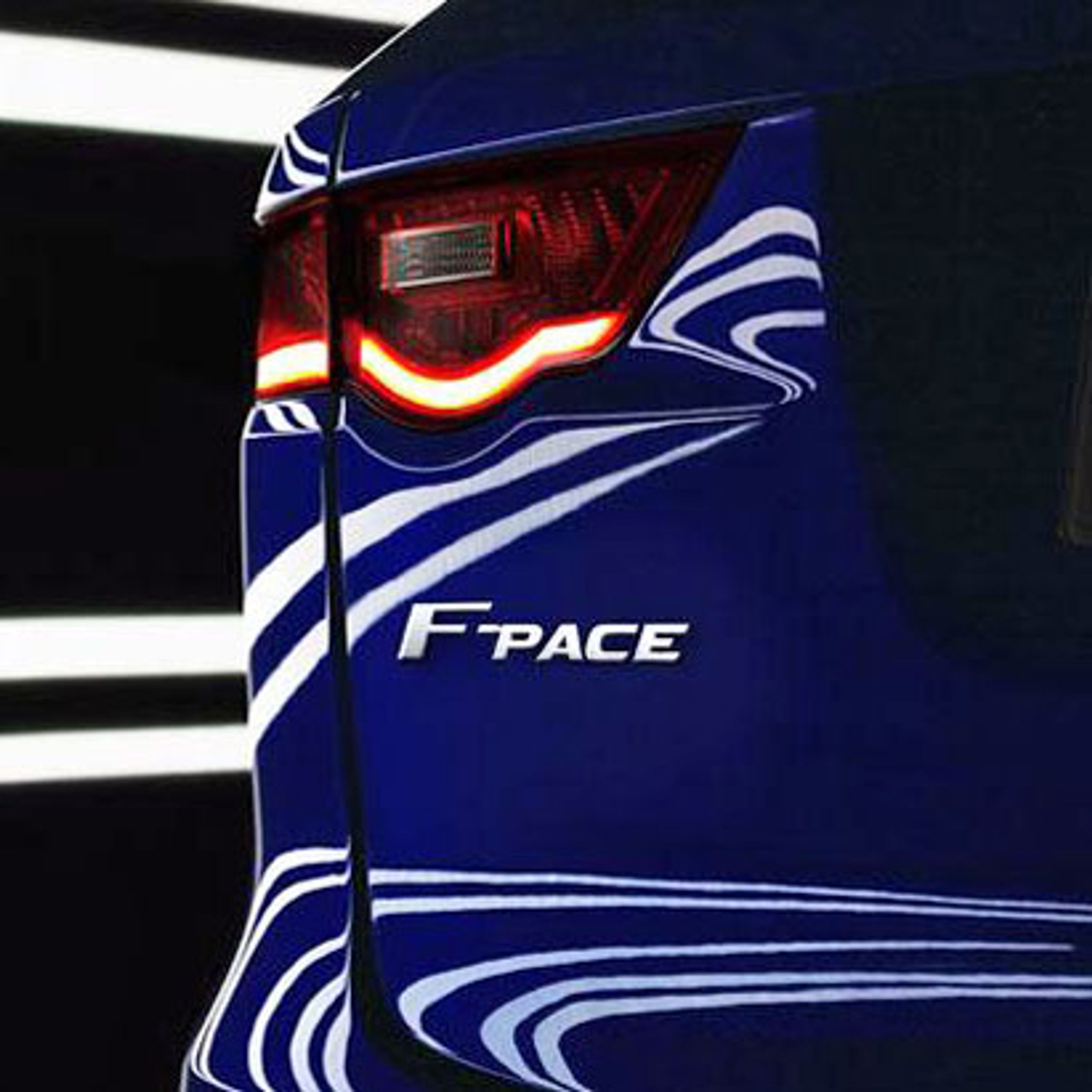 Navnet, logo-skrift og baglygte afsløres med dette billede. Baglygten ser ud til at være næsten magen til den på konceptet. Fotos: Jaguar