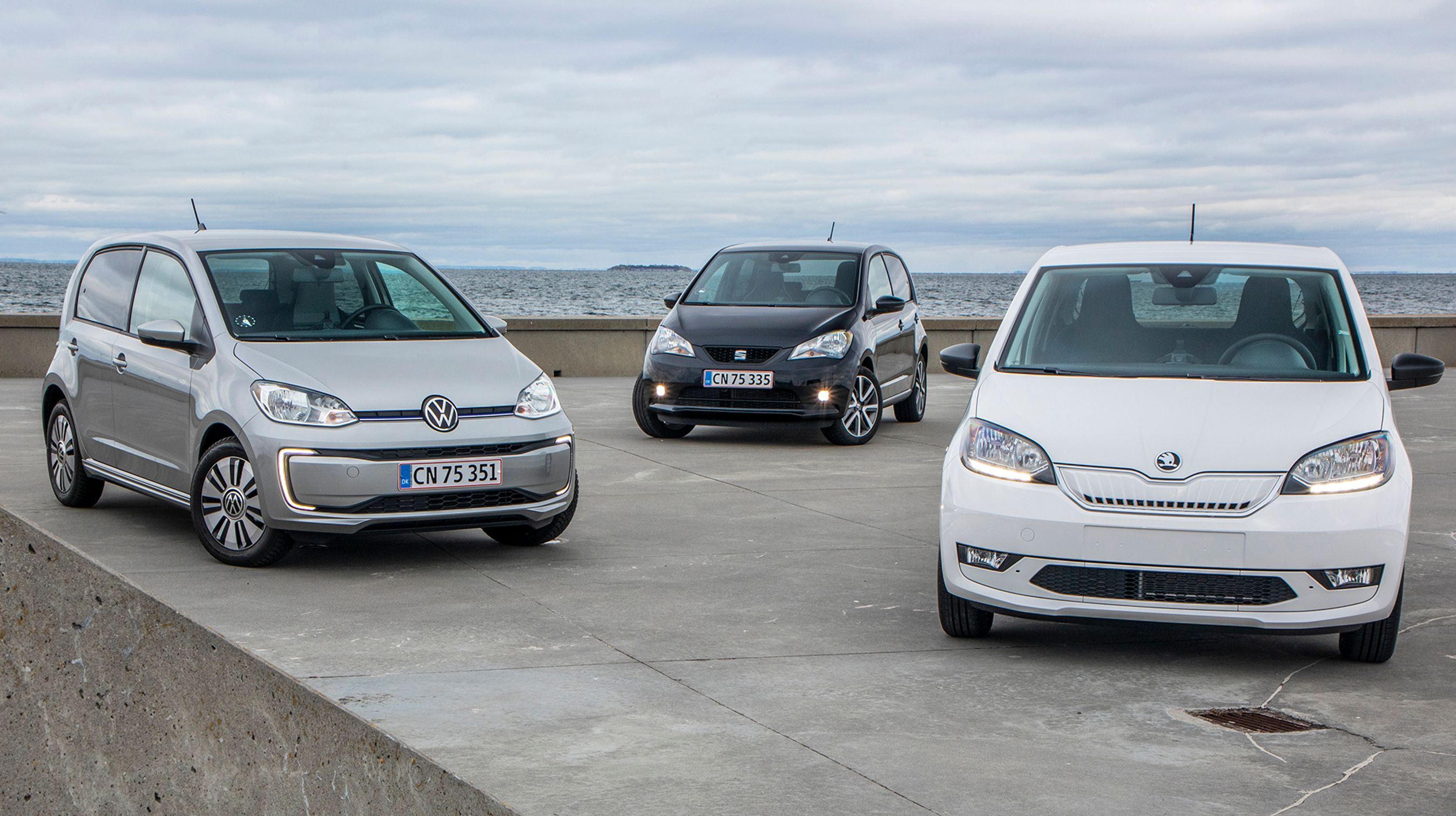 De tre elbiler er grundlæggende helt identiske teknisk set, men har alligevel synlige forskelle for og bag.