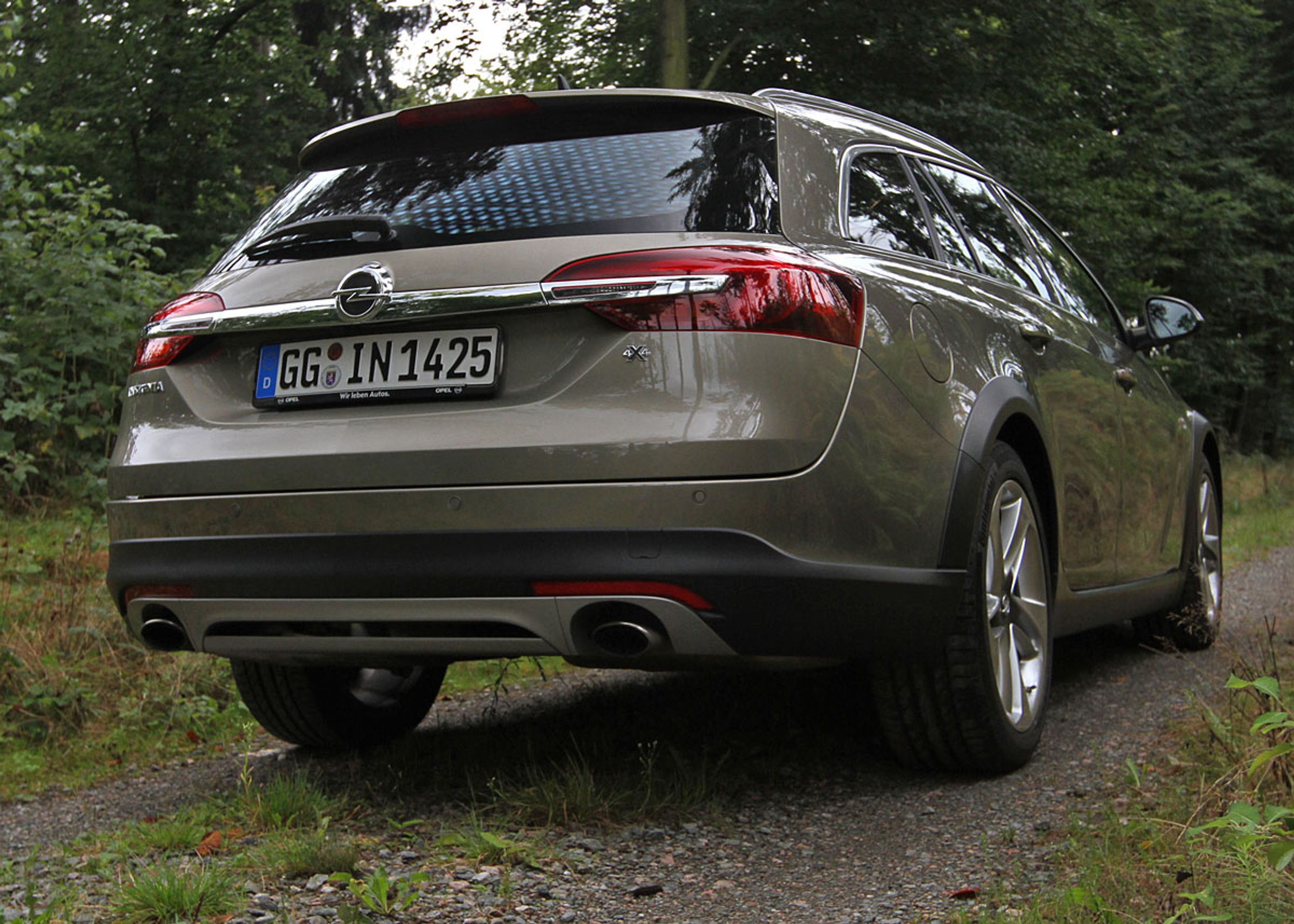 Insignia Country Tourer har som andre af typen øget frihøjde og beskyttelsesskjold for og bag. Firehjulstræk er standard.