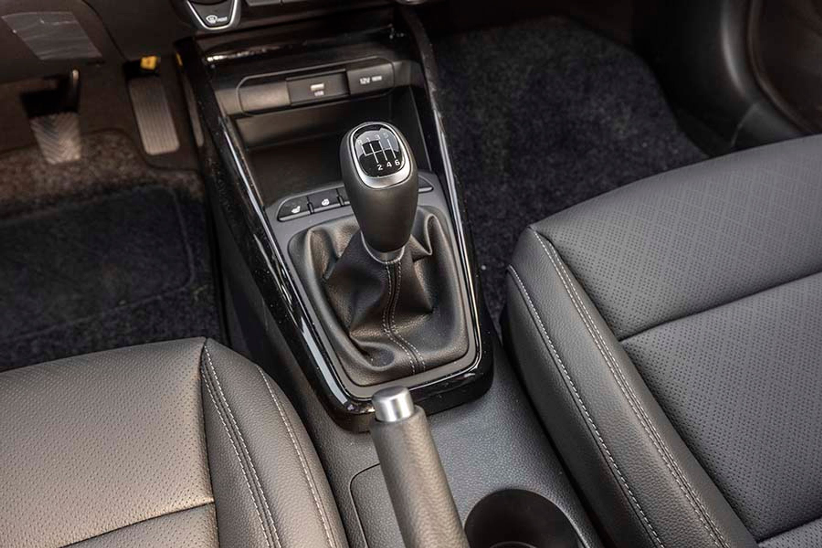 Den manuelle gearkasse har seks trin, og gearskiftet går godt, mens gearskifteindikatoren virker ulogisk.