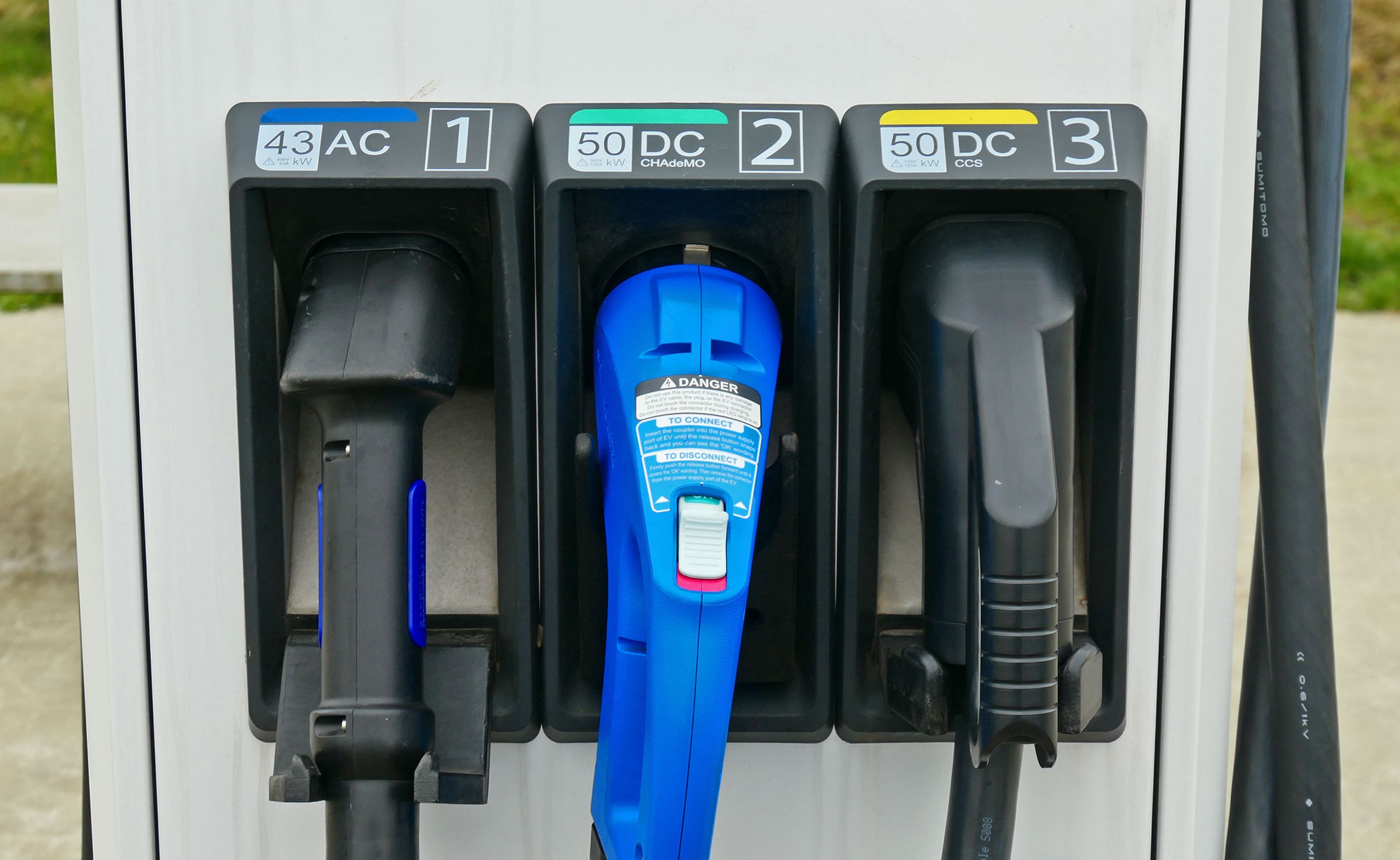 Chademo-stikket (i midten) har ingen langsigtet fremtid i Europa.