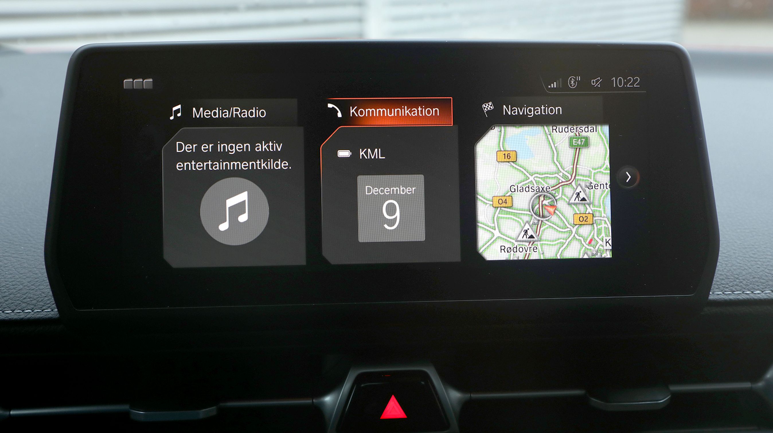Medieskærmen i midten stammer fra BMW, og kendere vil bemærke, at både menustrukturen og skrifttypen er den samme. Dermed får du navigation, bluetooth-forbindelse og Apple CarPlay.