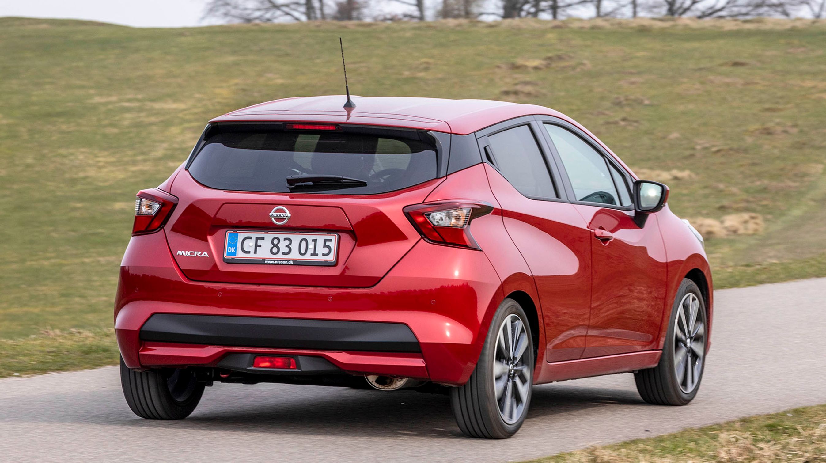 Udefra ser den bagerste stolpe på siden smal ud, men der er reelt et dårligt udsyn skråt bagud i Micra. Hvilket gør orientering i byen vanskelig.