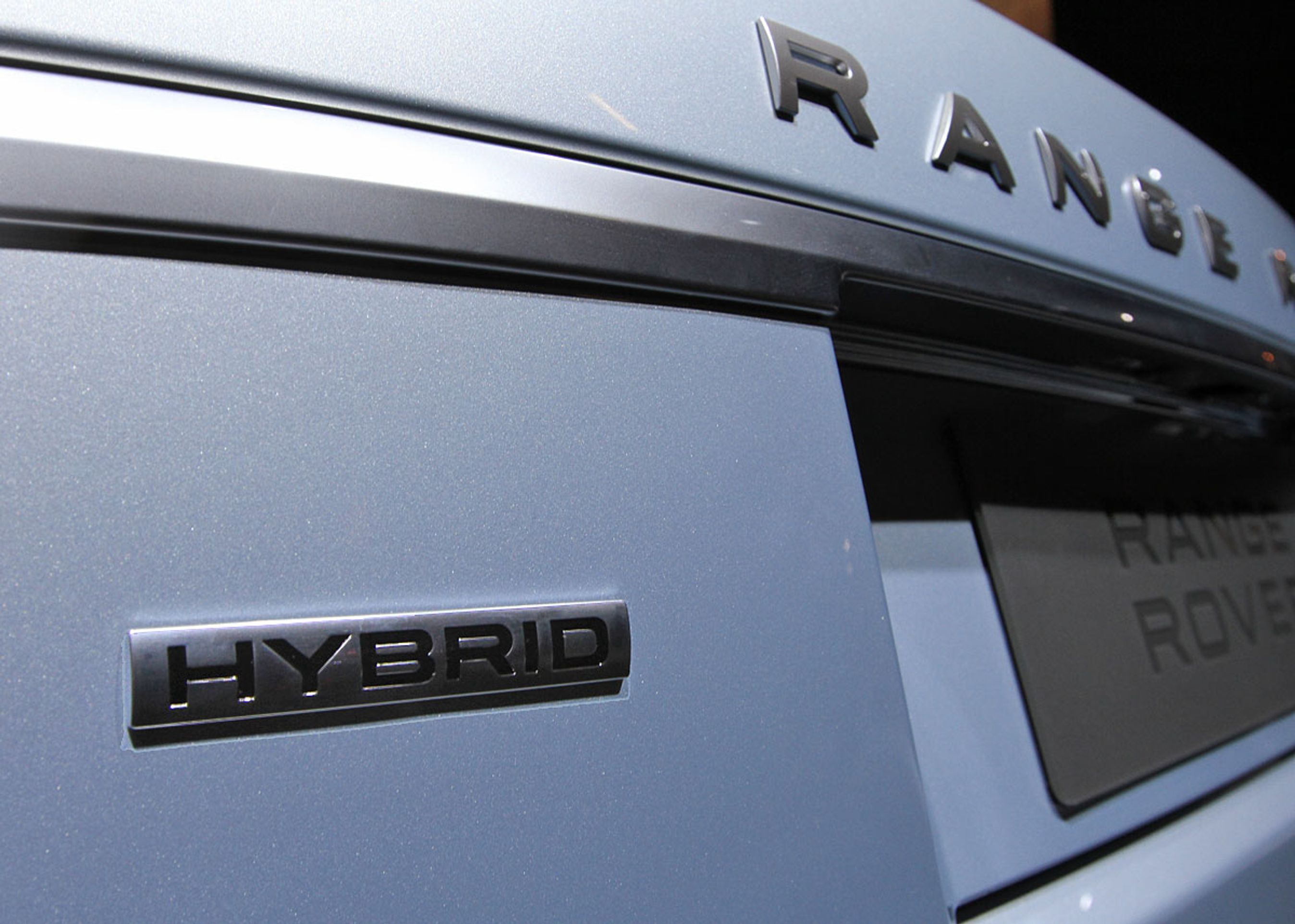 Hybrid-betegnelsen har nu også fundet vej til en fuldblods offroader.