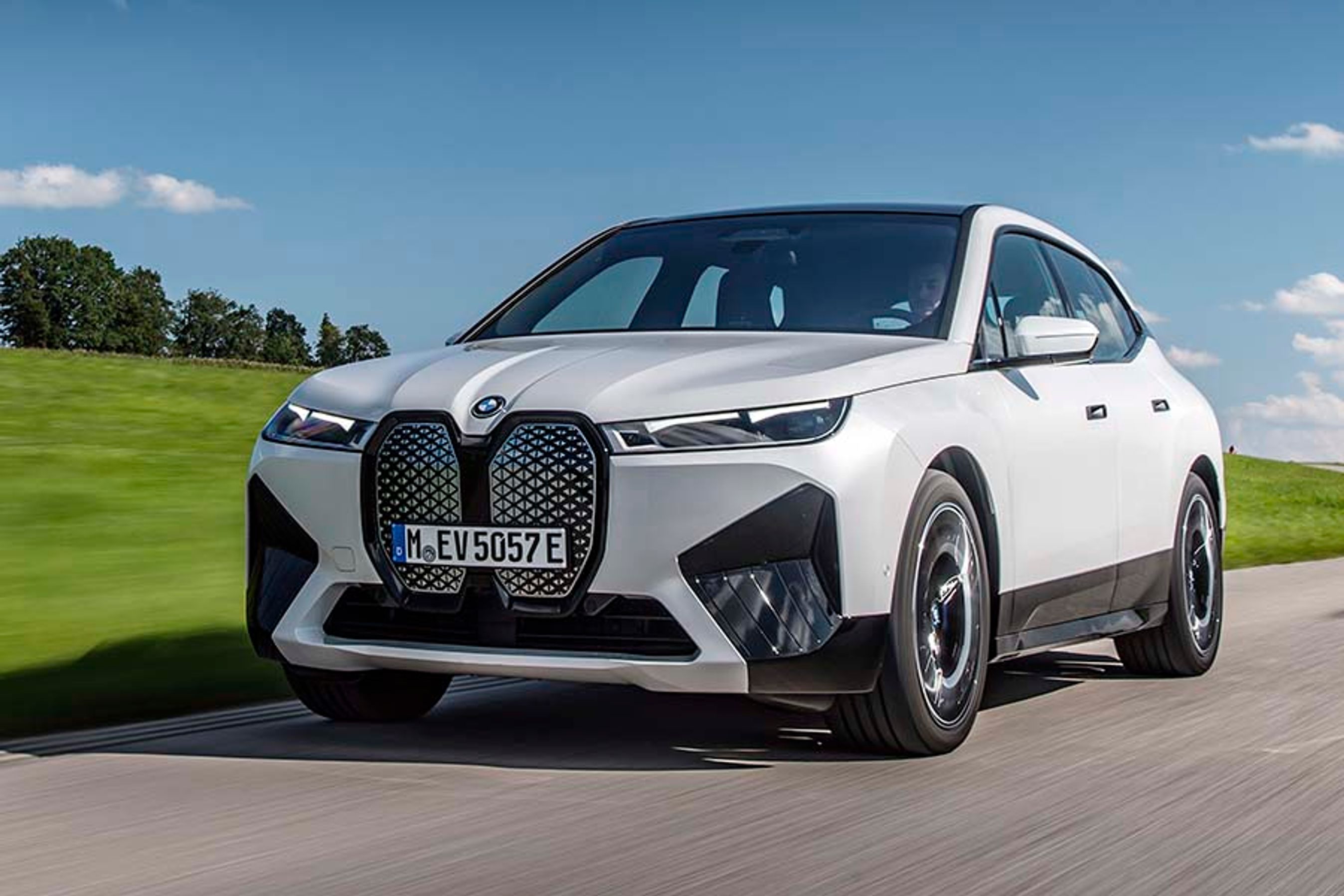 BMW iX er baseret på konceptbilen Vision iNext, som blev vist på biludstillingen i Paris i 2018. Designet er lidt mere afdæmpet i produktionsbilen, men de store „nyrer“ er bibeholdt.