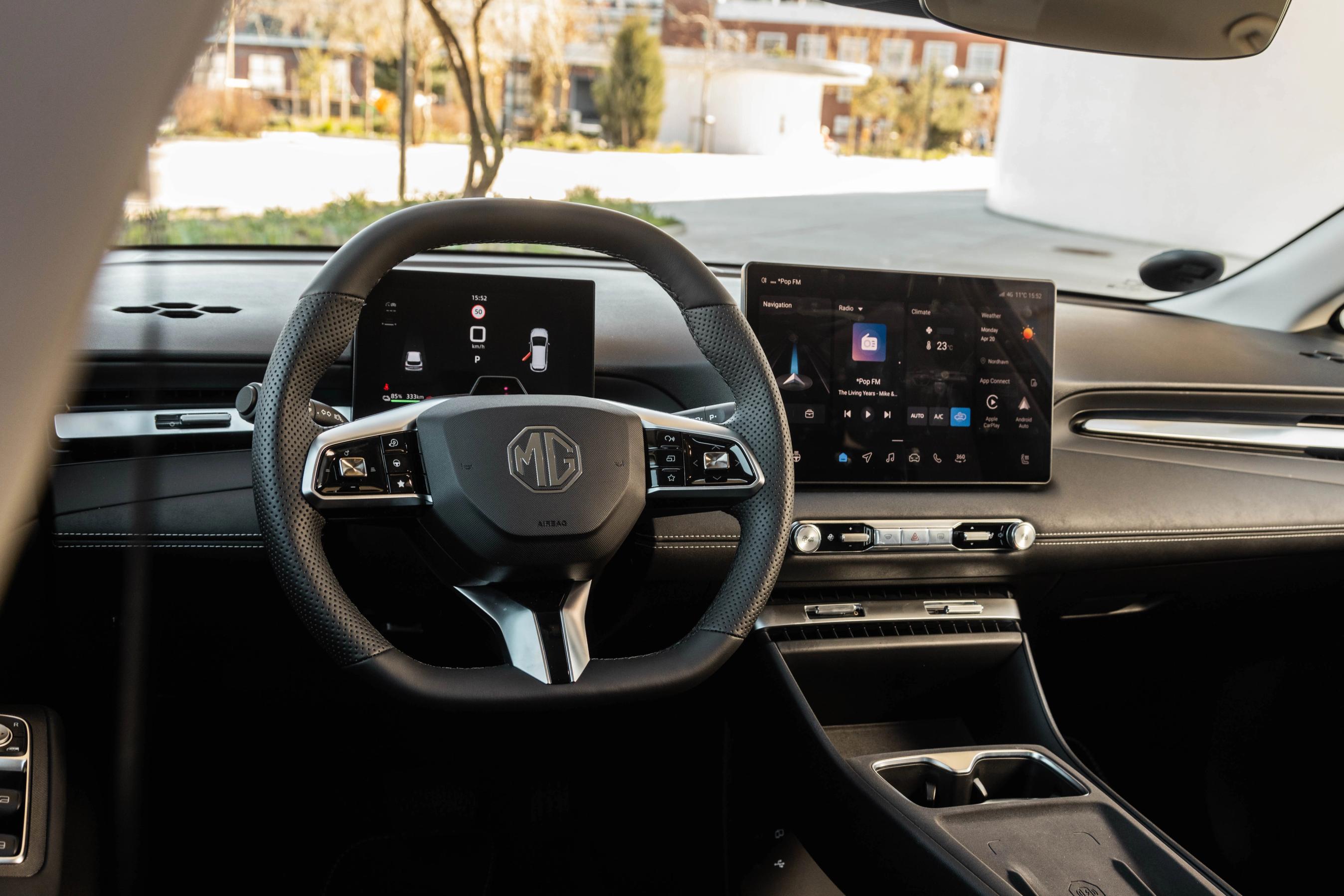 Førerpladsen i en MG4 Urban
