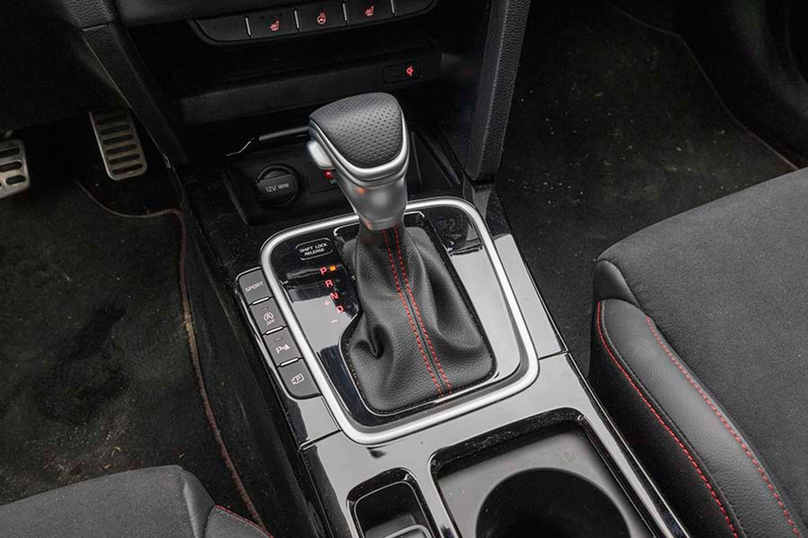 Gearvælgeren er af den gammeldags type, hvor man selv skal huske at sætte den i P, når køreturen er slut. Foran gearvælgeren er der trådløs opladning af mobilen, men det koster 2.500 kroner ekstra.