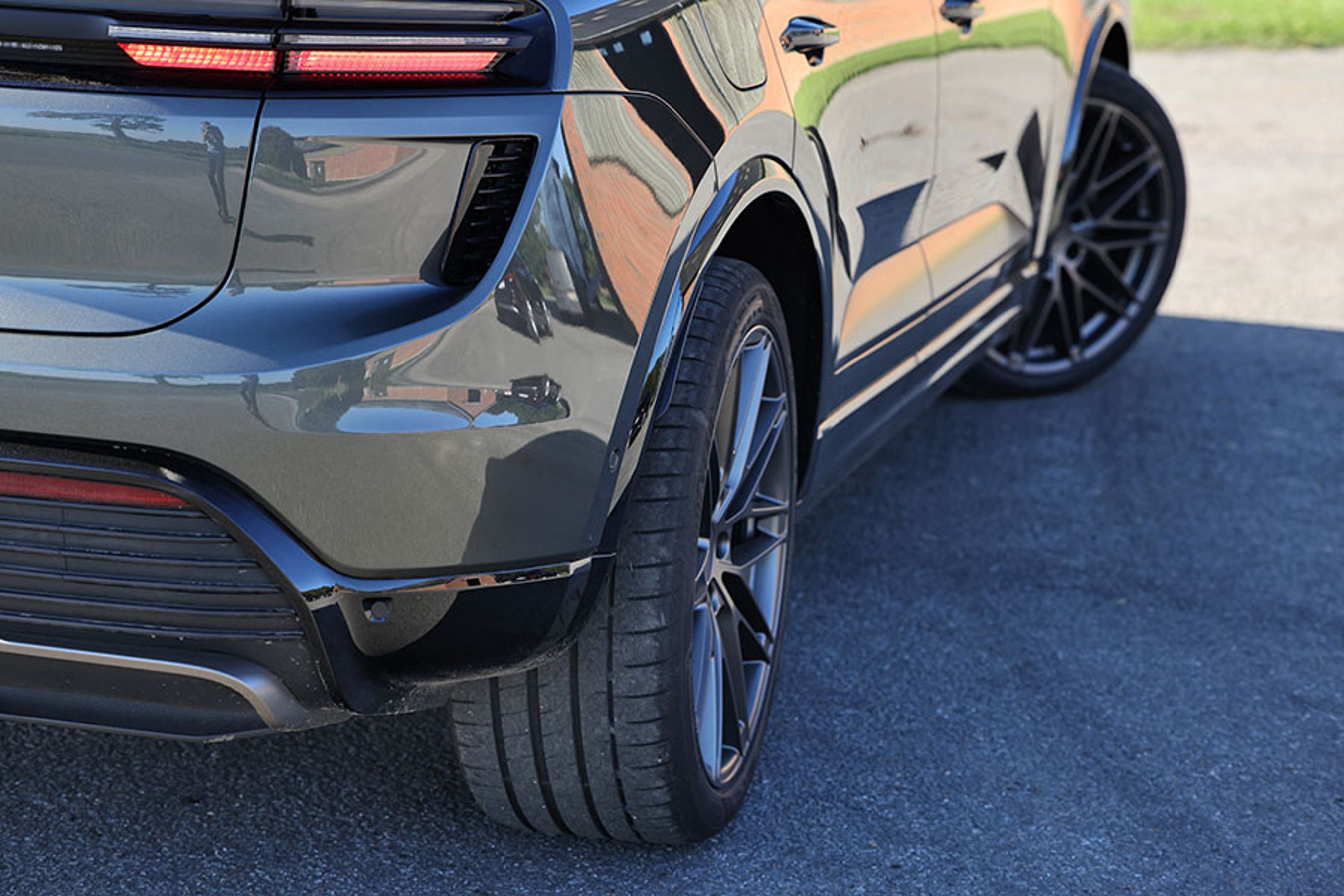 Når man kører langsomt, drejer baghjulene modsat (ekstraudstyr), så man har fornemmelsen af at vende på en tallerken. Ved højere hastigheder drejer baghjulene samme retning som forhjulene, hvilket giver mere stabilitet. Ved landevejshastighed virker systemet nervøst og uden nerve. Prisen er 23.669 kr.