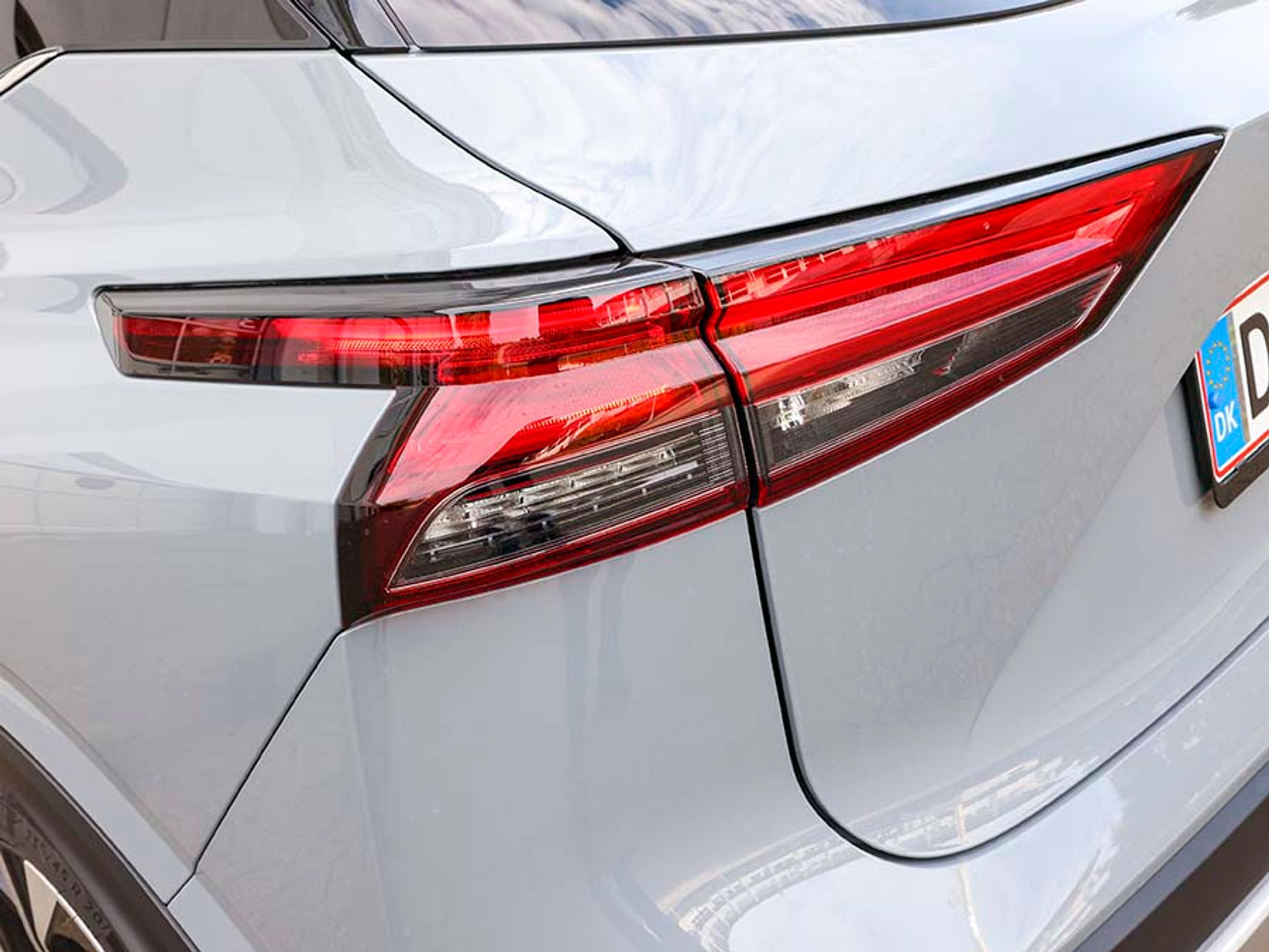 Der er LED-baglygter, der på fin vis smyger sig om hjørnet.