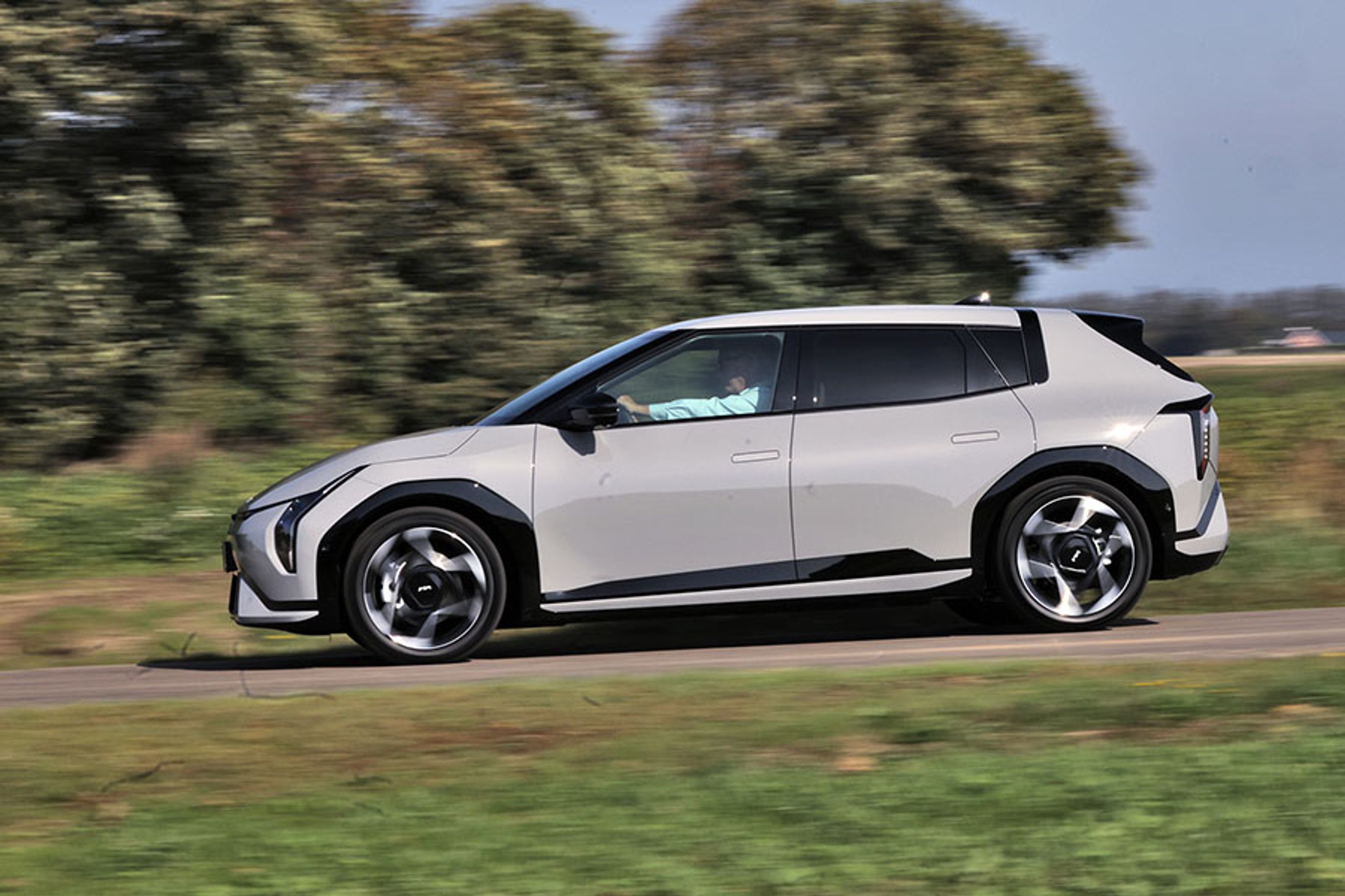 Kias iøjnefaldende „Opposites United“-designstil kan nu også opleves på en lav hatchback (og sedan). Den meget flade/skrånende frontklap betyder, at der ikke er blevet plads til en frunk.