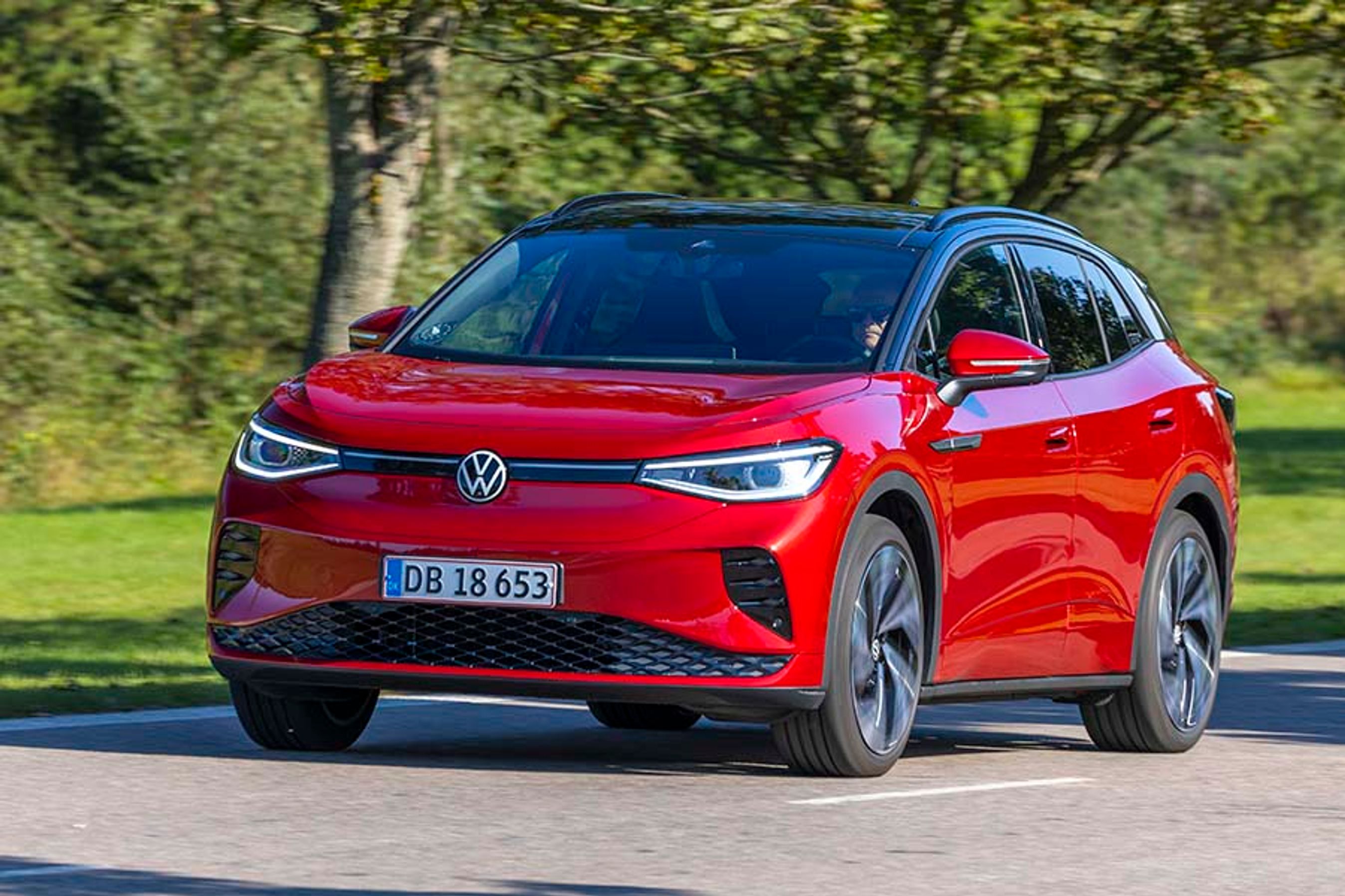 VW ID.4 er blevet Danmarks mest populære elbil og byder sig til med god plads og en fin indretning. Her er det den firehjulstrukne udgave, vi har testet.