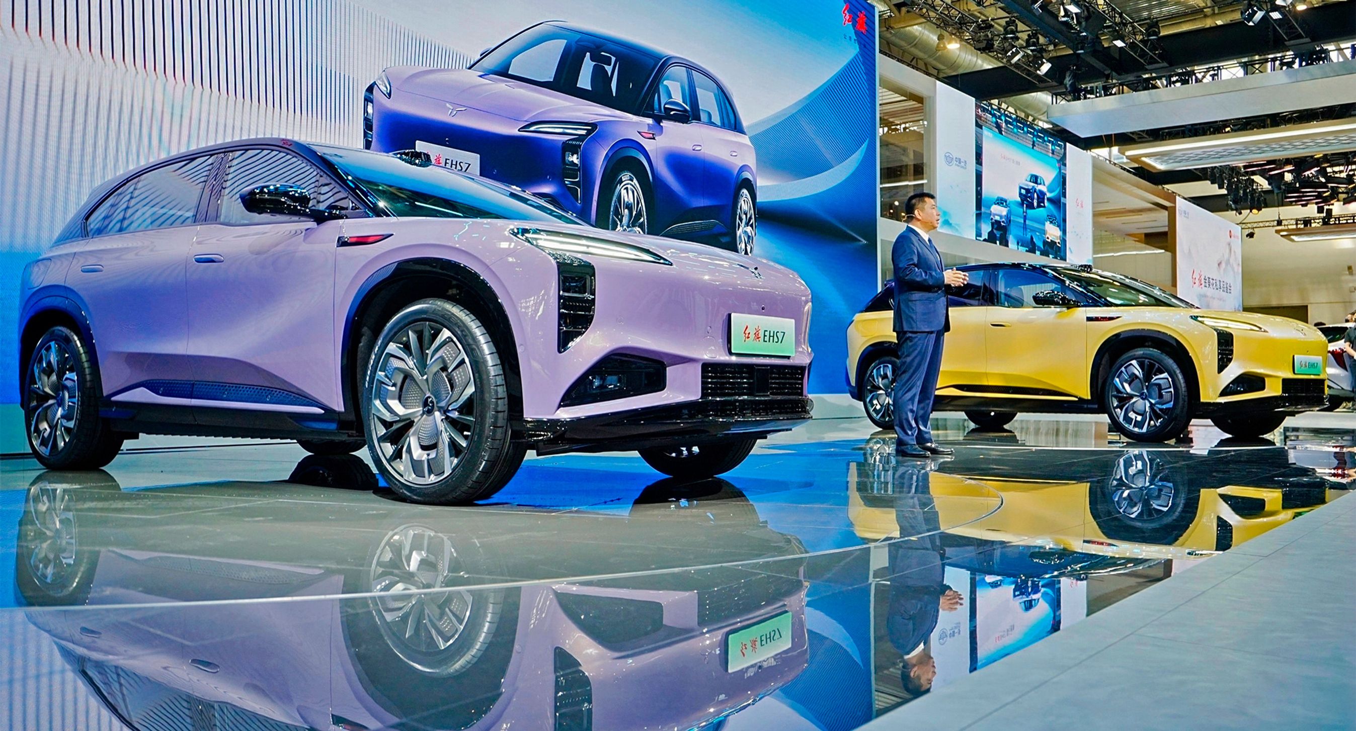 Lille og gul bil på scene.