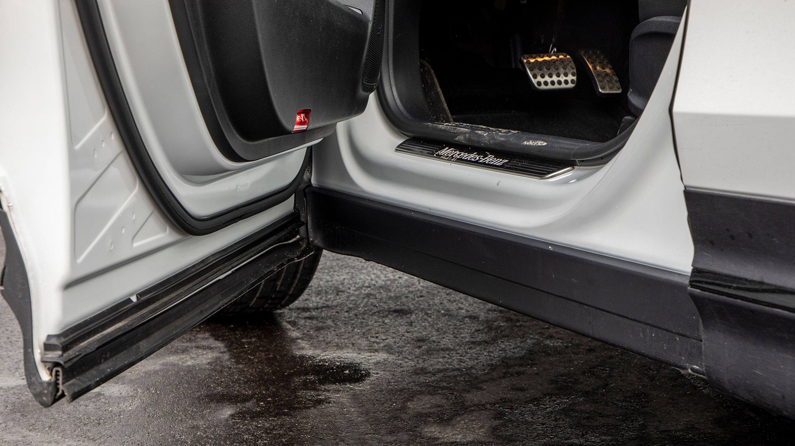 Dørene åbner på en måde, så panelet under døråbningen altid holdes rent. Derved slipper man for at få beskidte benklæder, som man ser på mange andre SUV’er.