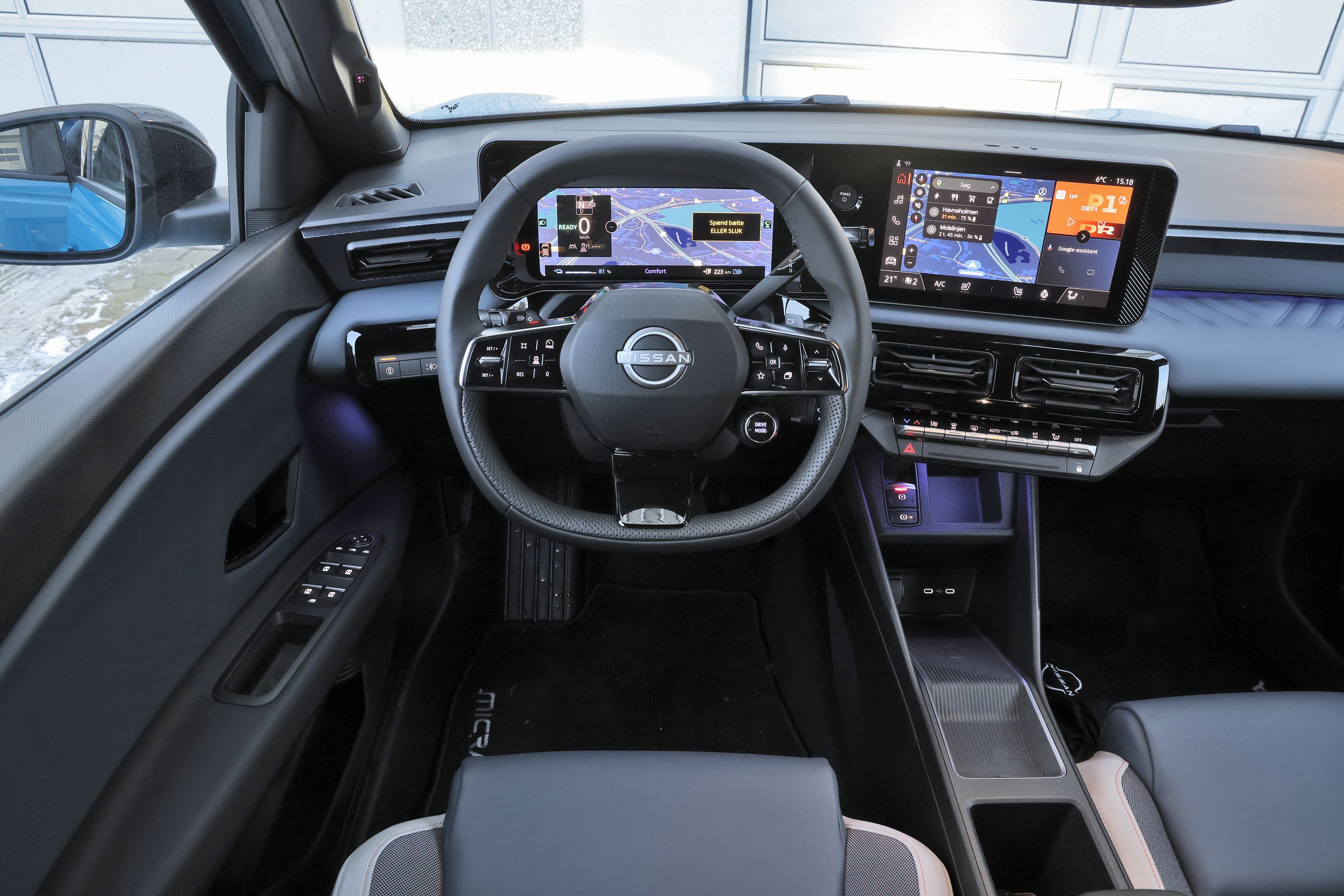 Førerpladsen i en Nissan Micra