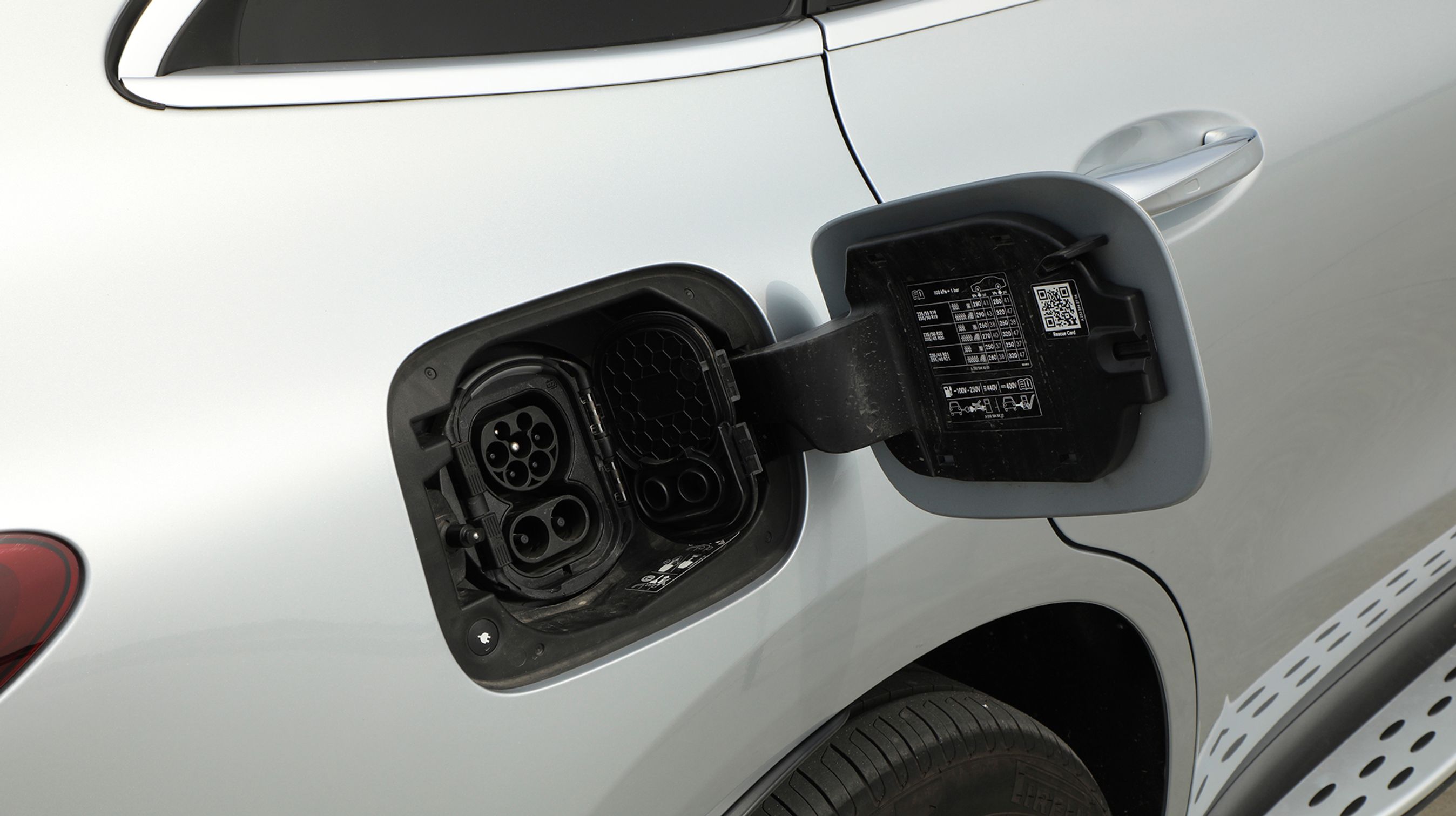 Ledestikket er placeret bag højre bagdør som i en almindelig benzin- eller dieselbil. Stikket tillader opladning med type 2 hjemme (2 faser) eller med Type 2 Combo (CCS) på lynladestationen.