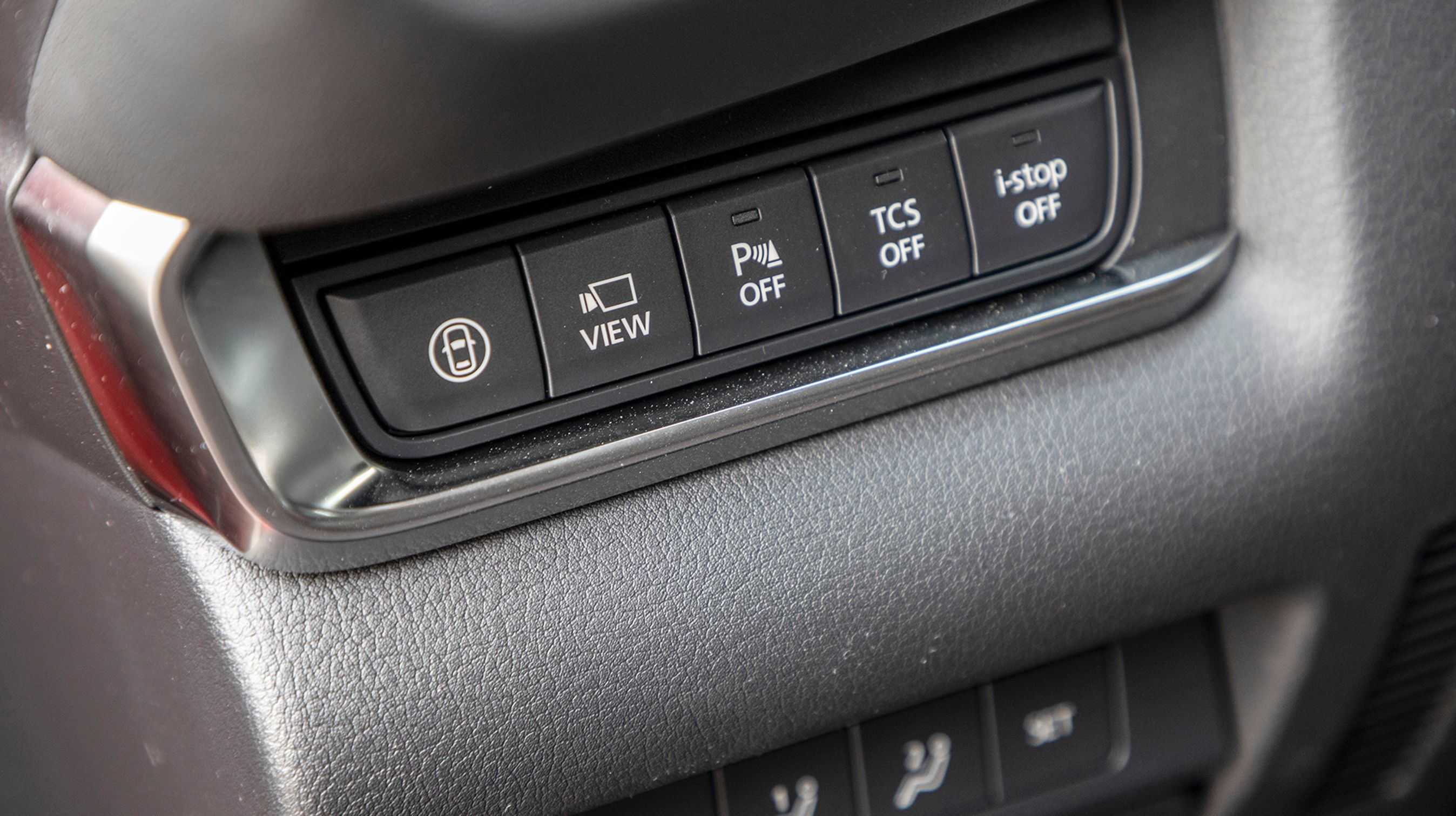 Fra knappen længst til venstre kan man vælge, hvor stor del af bilens hjælpefunktioner som f.eks. vognbaneassistent man vil have i funktion.