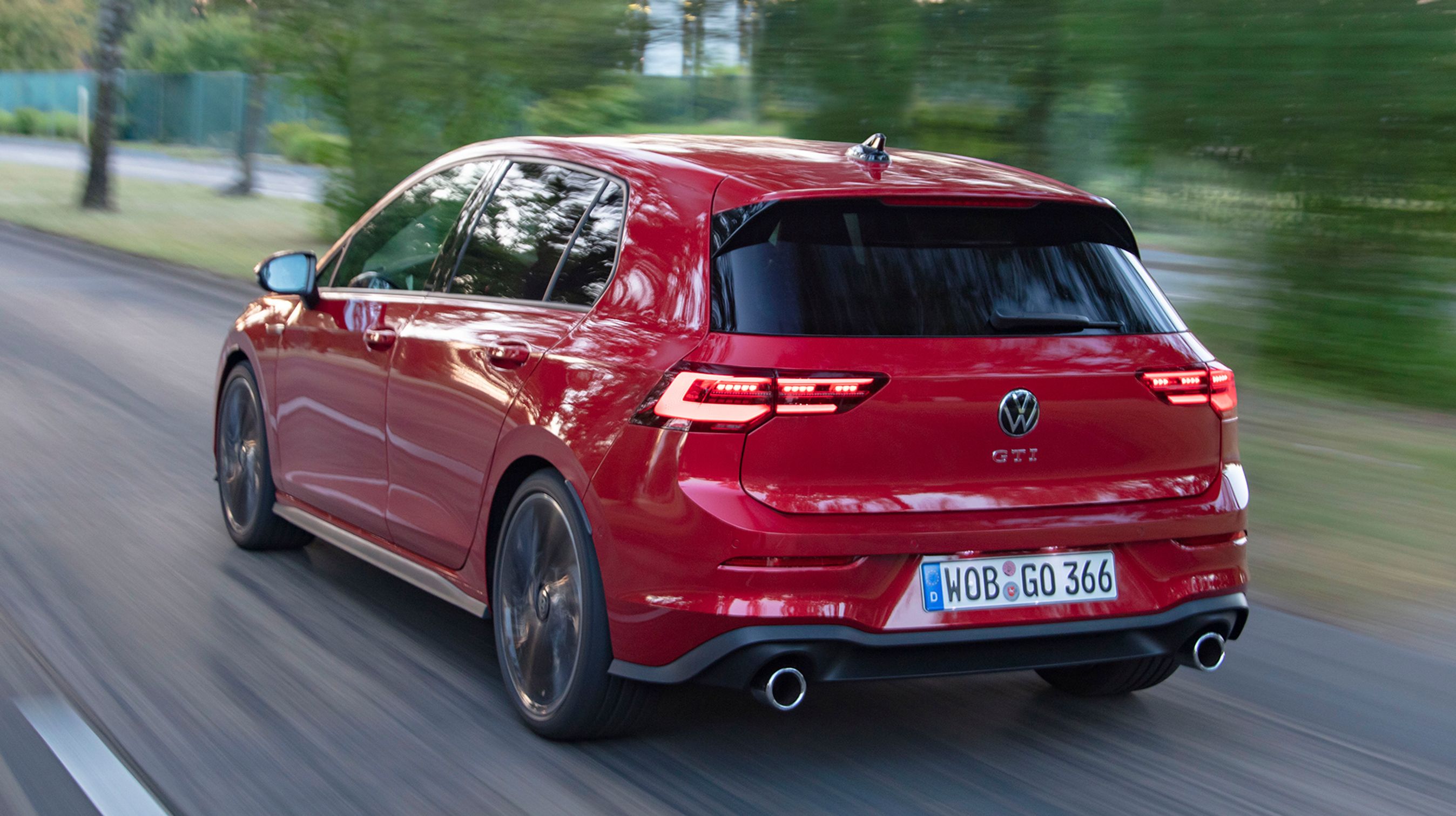 Bagfra er VW Golf GTI karakteriseret af de to store runde udstødningsrør og den ekstra store bagspoiler over bagruden.