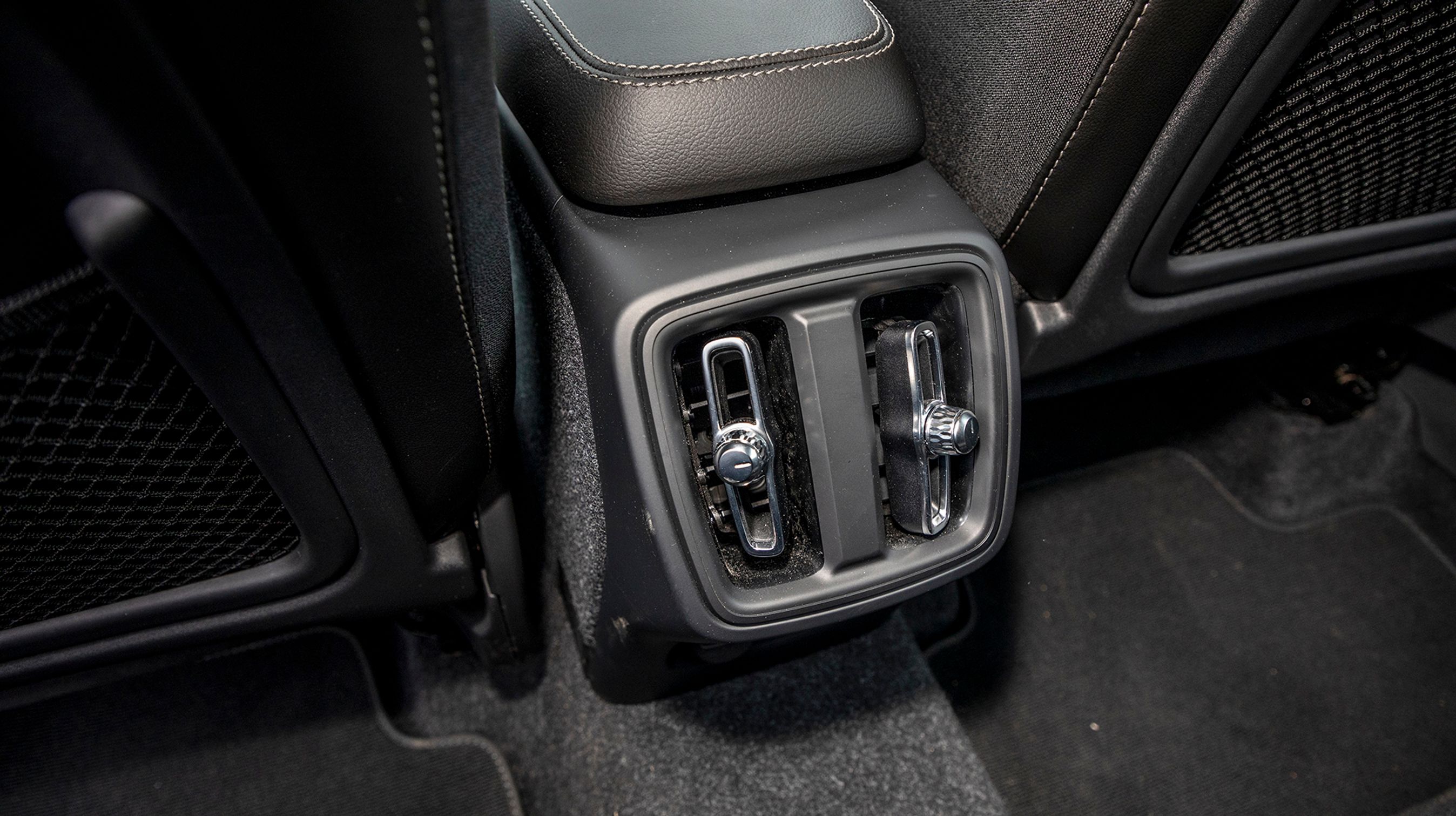 Der er separate friskluftdyser ved bagsædet. Generelt er komforten for bagsædepassagererne god.