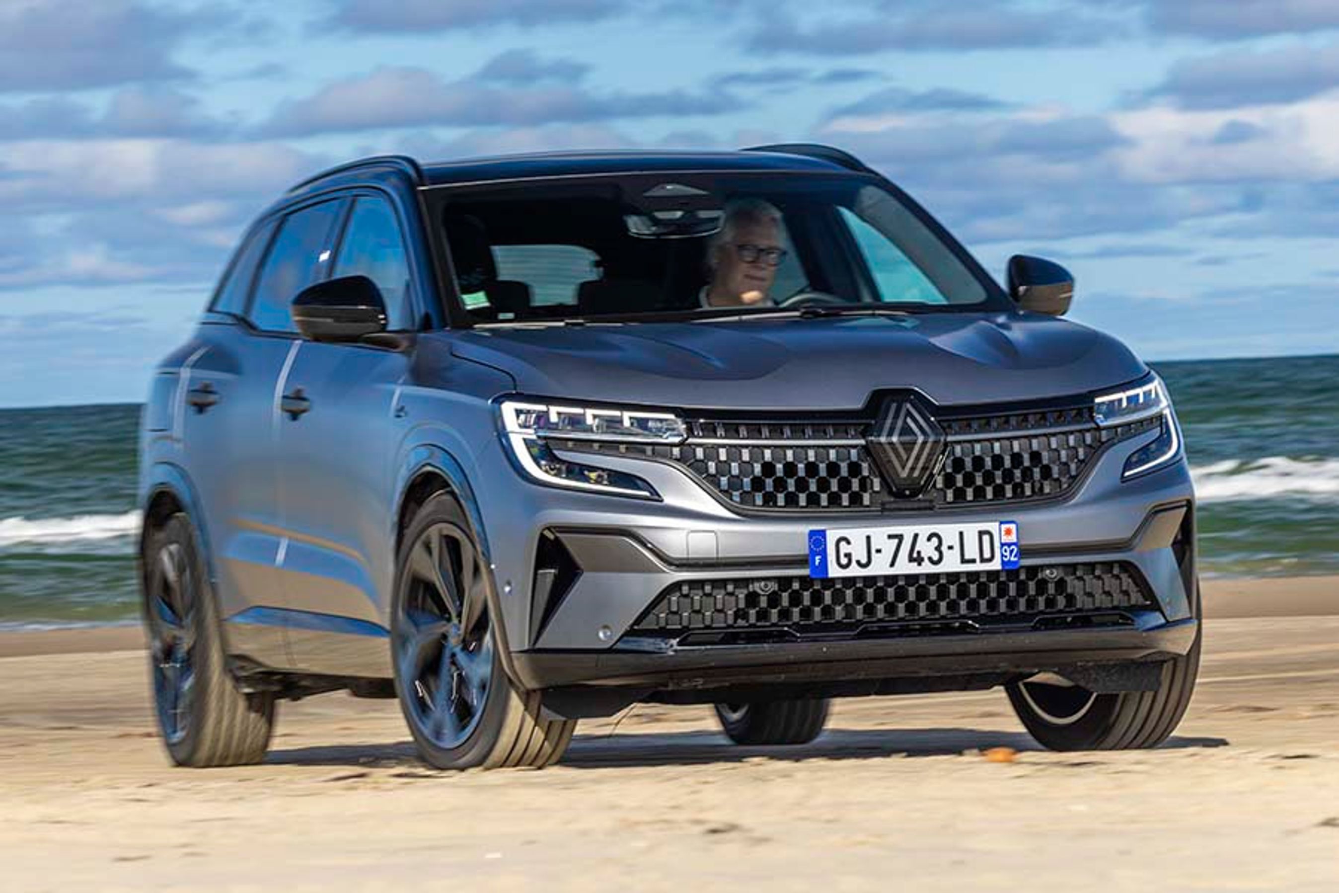 Renault Austral er både teknisk og visuelt meget skarpere end Kadjar, som Austral efterfølger.