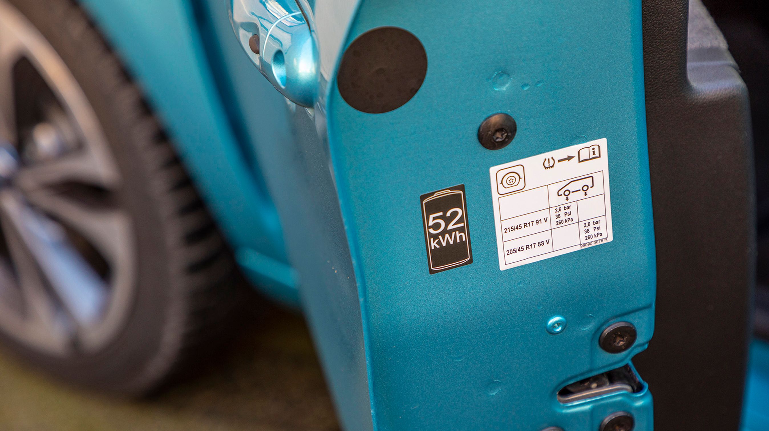 Et klistermærke i døren gør det let at afgøre, om der er tale om en udgave med det nye, større batteri på 52 kWh.