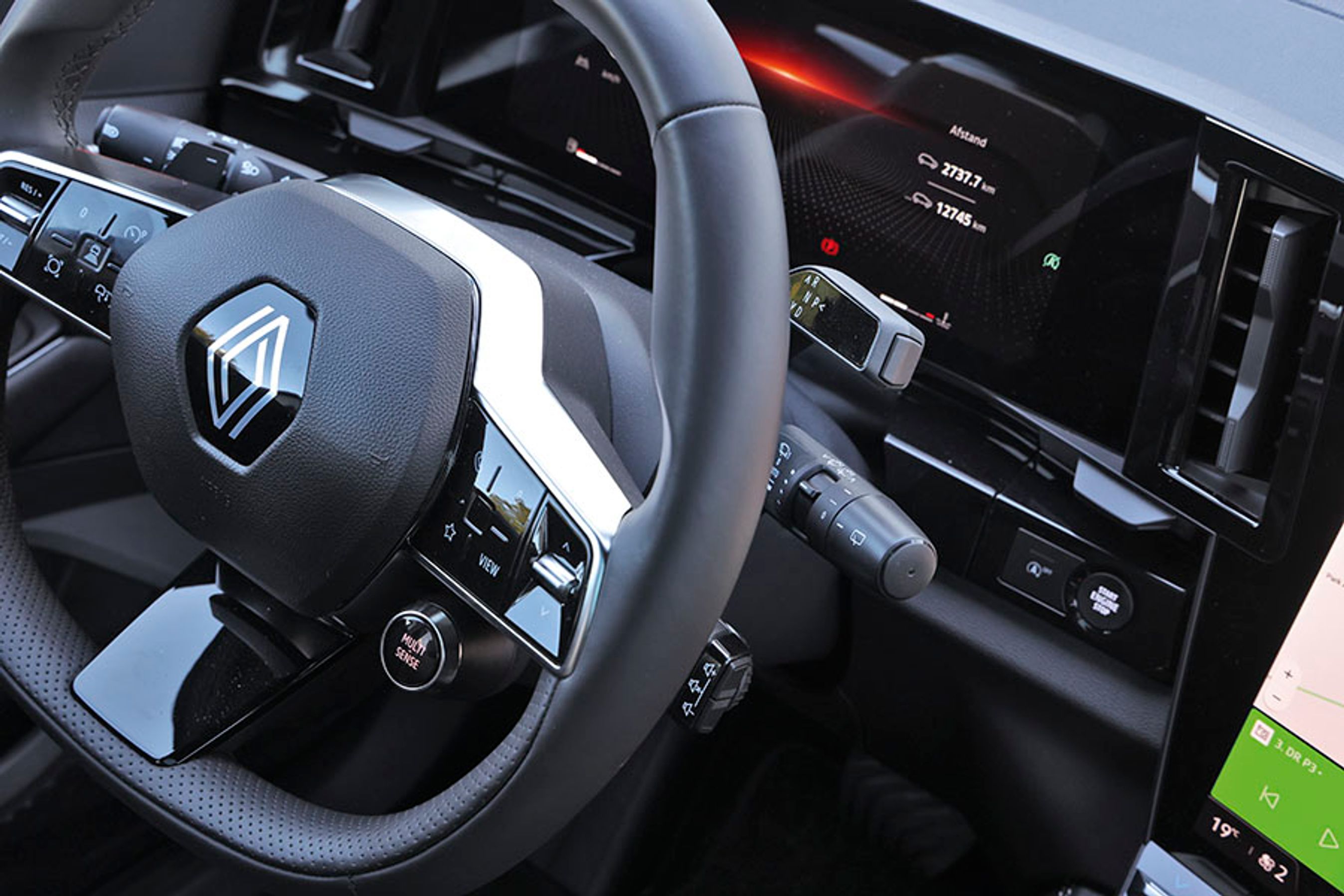 Der er trængsel bag rattet højre side, hvor vi både finder gearvælgeren, armen til at styre viskerne, og en konsol til at styre lyden. Det kan give anledning til forvekslinger.