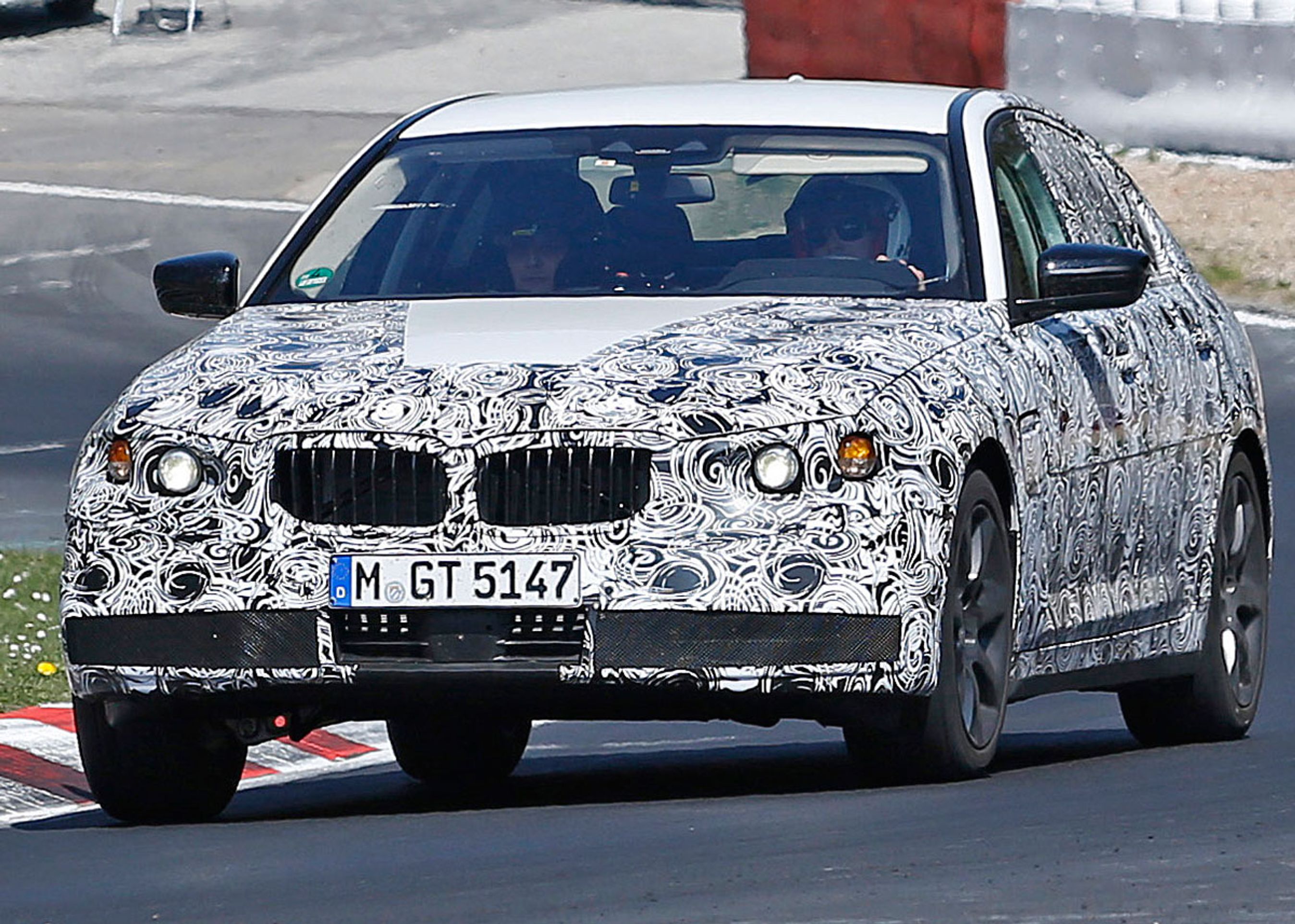 Umiddelbart en helt klassisk designet BMW. Når kamuflagen forsvinder, skal der nok være nogle nye detaljer. Fotos: Lehmann