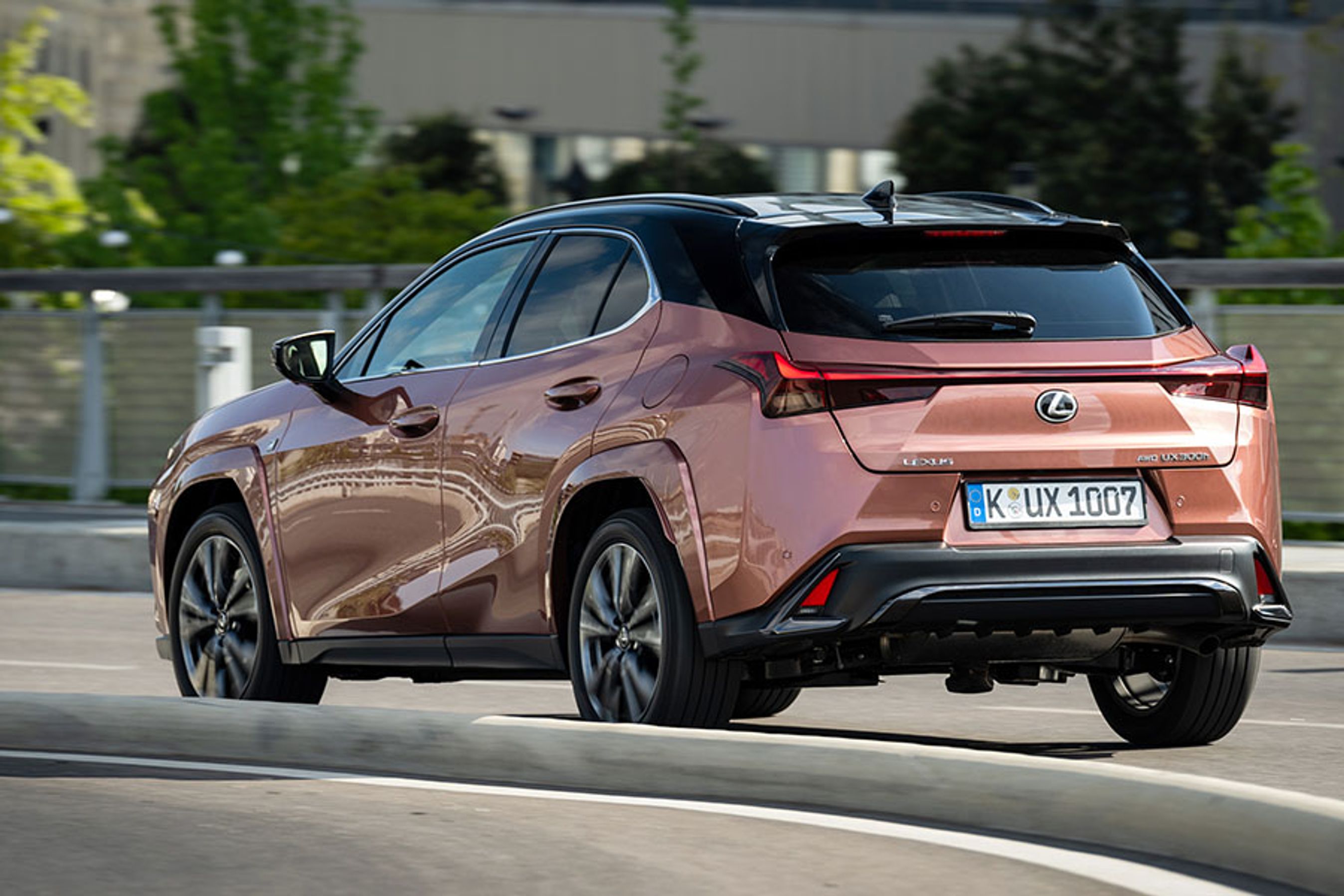 Tofarvet lakering kan tilkøbes de bedst udstyrede versioner. Bilen findes også i en firehjulstrukken udgave, men den kommer ikke til Danmark.