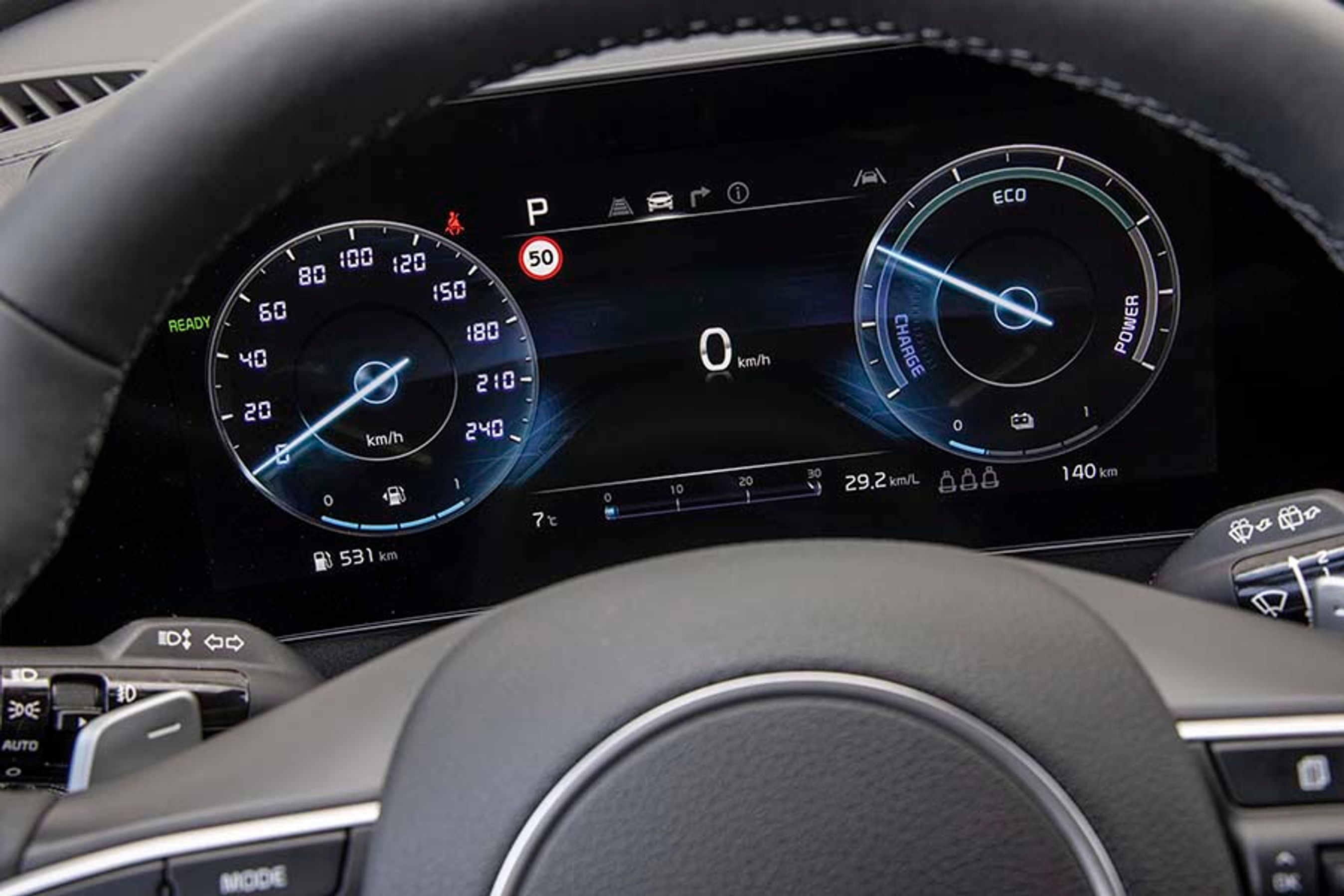 Det digitale instrumenthus er flot udformet, og man kan skifte mellem tre indstillinger. Her har vi under seneste køretur kørt 29,2 km pr. liter i gennemsnit plus den strøm, der er anvendt.