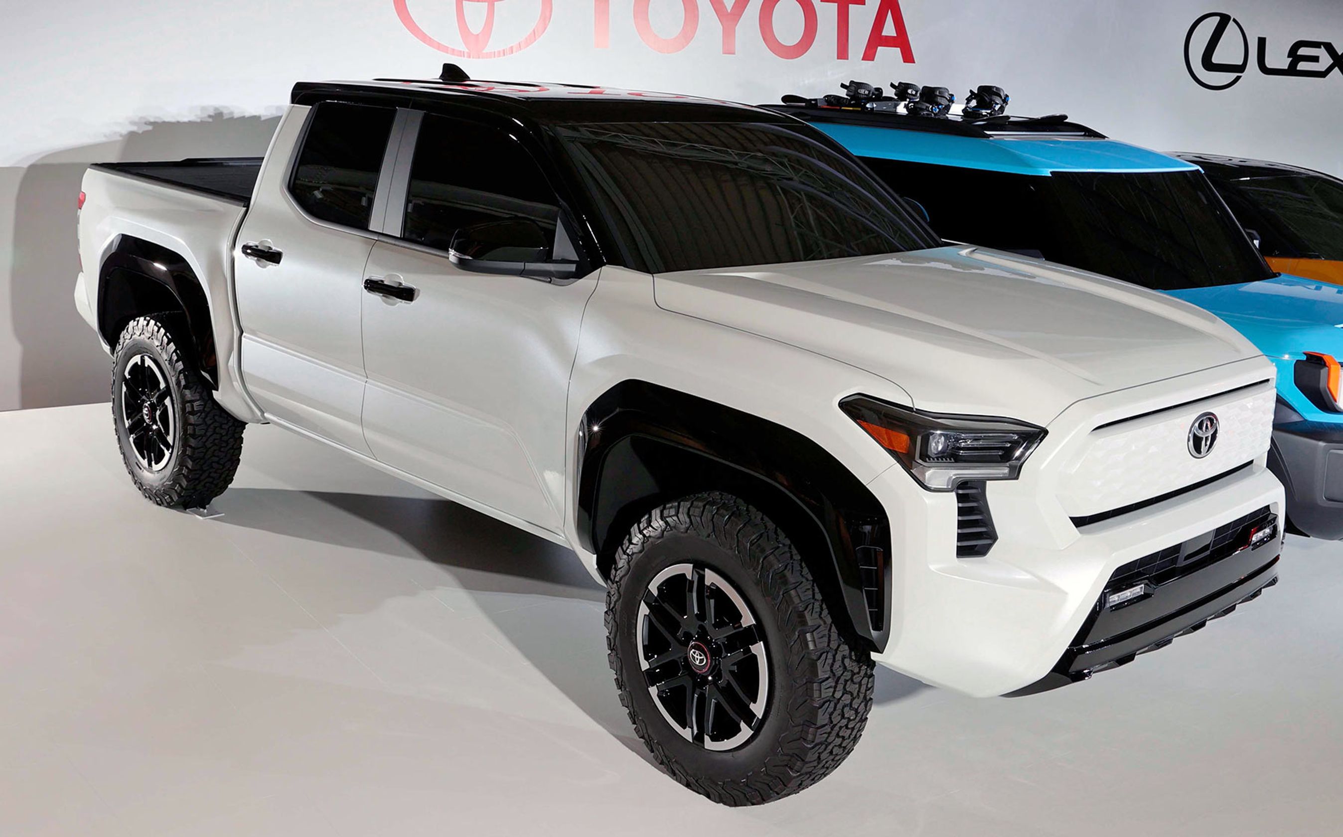 Toyota pickup ser ud til at være på størrelse med Hilux