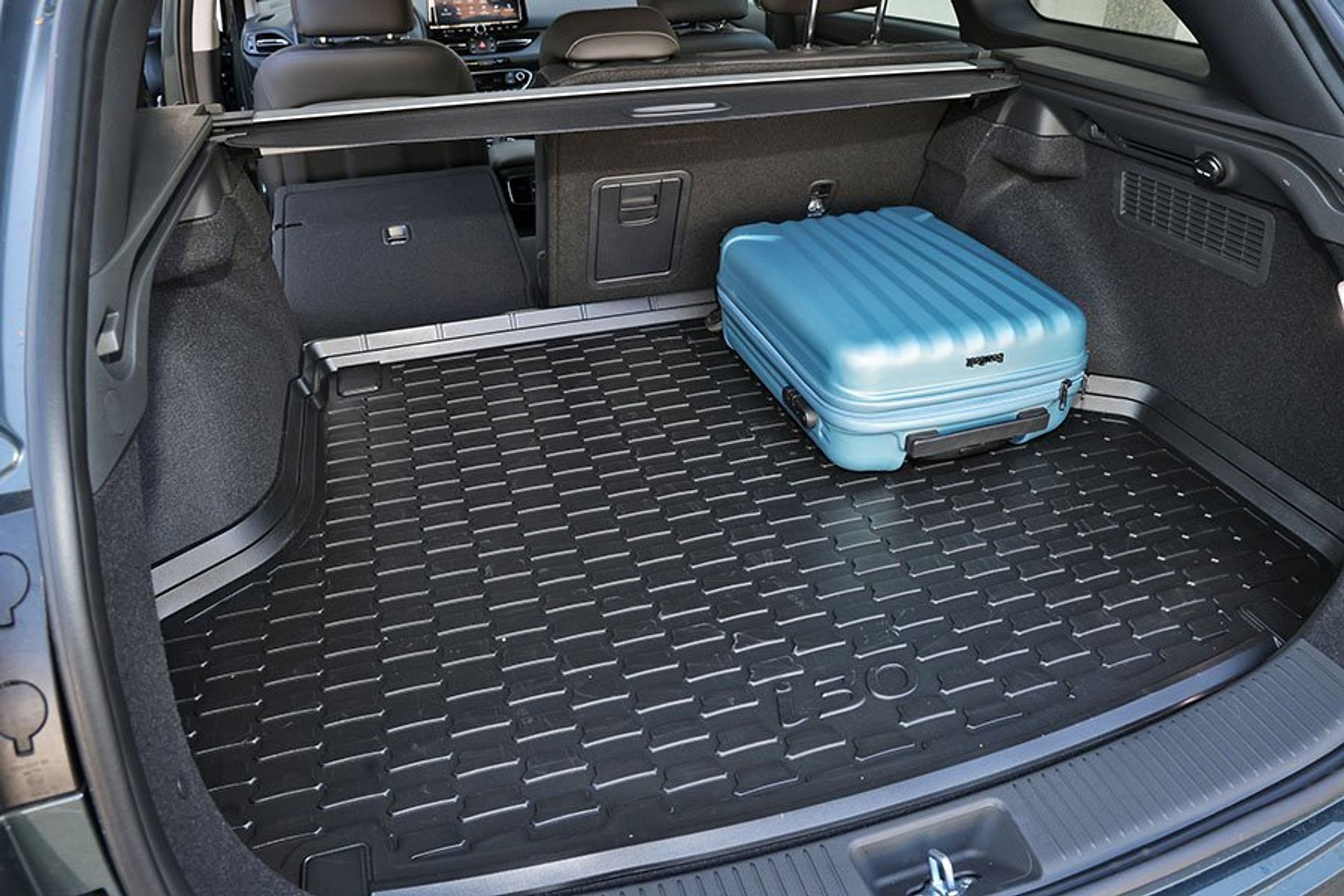 Bagagerum med blå kuffert i en Hyundai i30