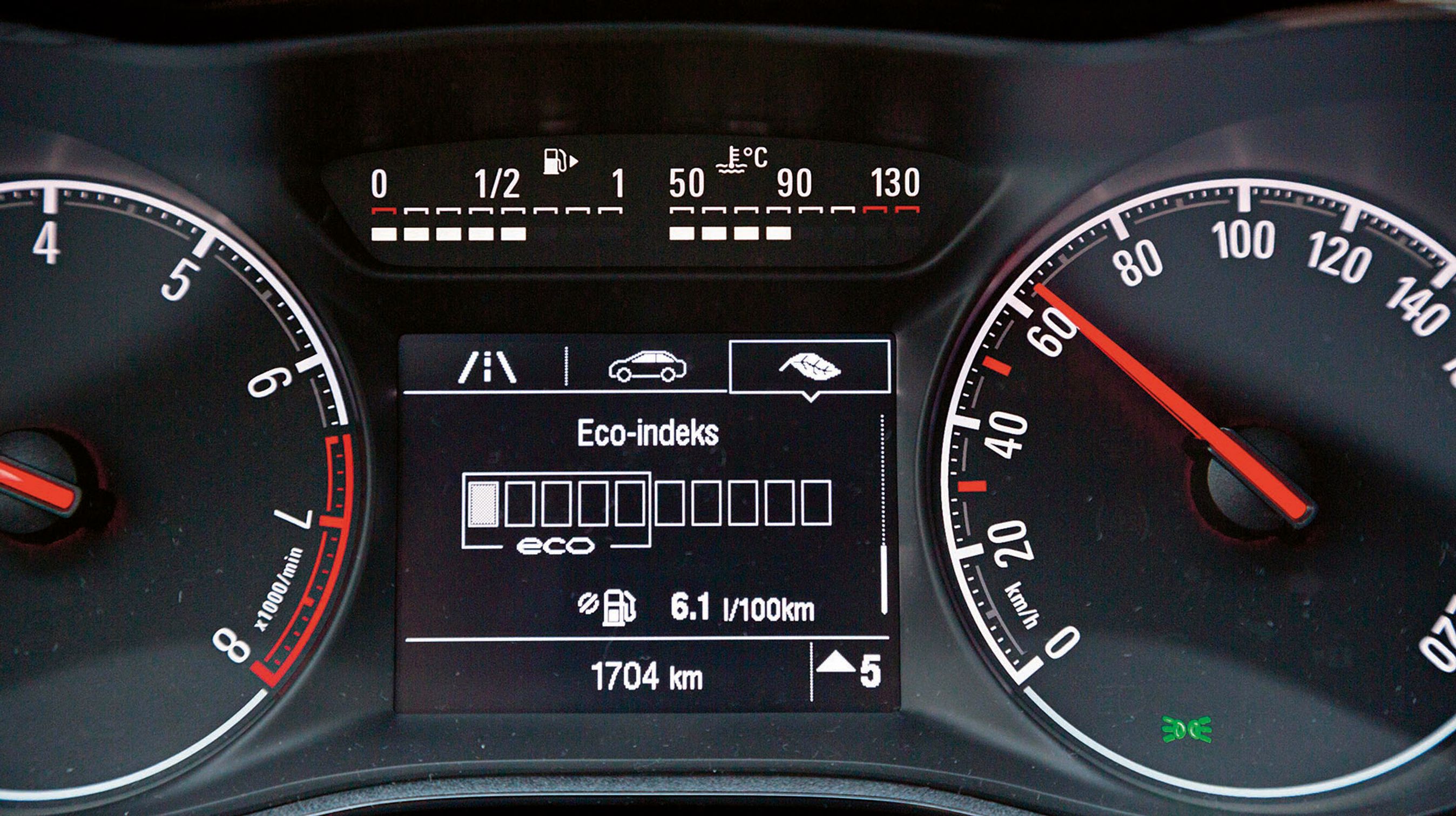 Et stort display kan eksempelvis i detaljer give informationer om benzinforbruget under kørslen.