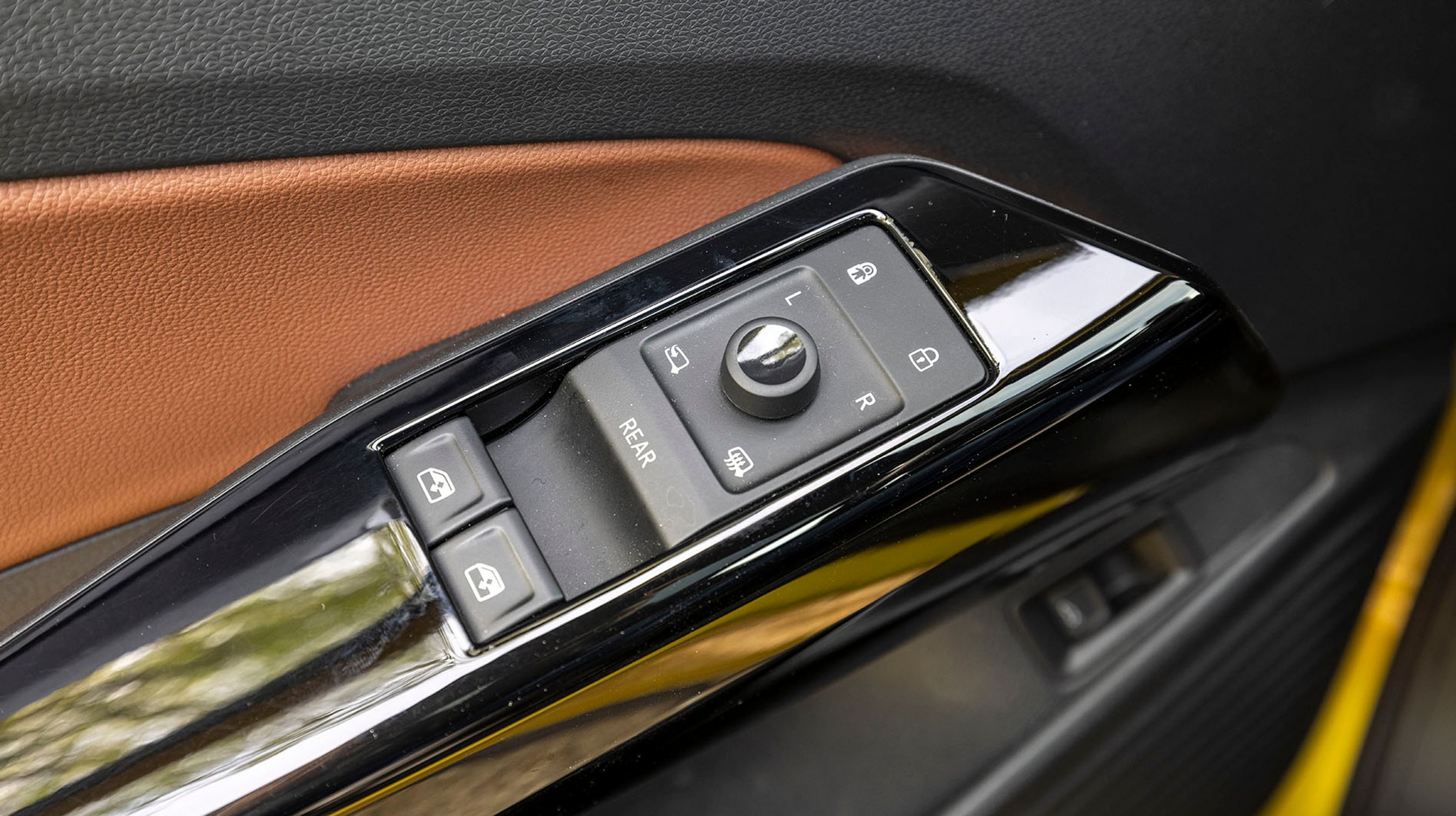 Det er lidt bøvlet, at elruderne til bagdørene ikke har deres egne kontakter. Man skal først trykke på „REAR“.