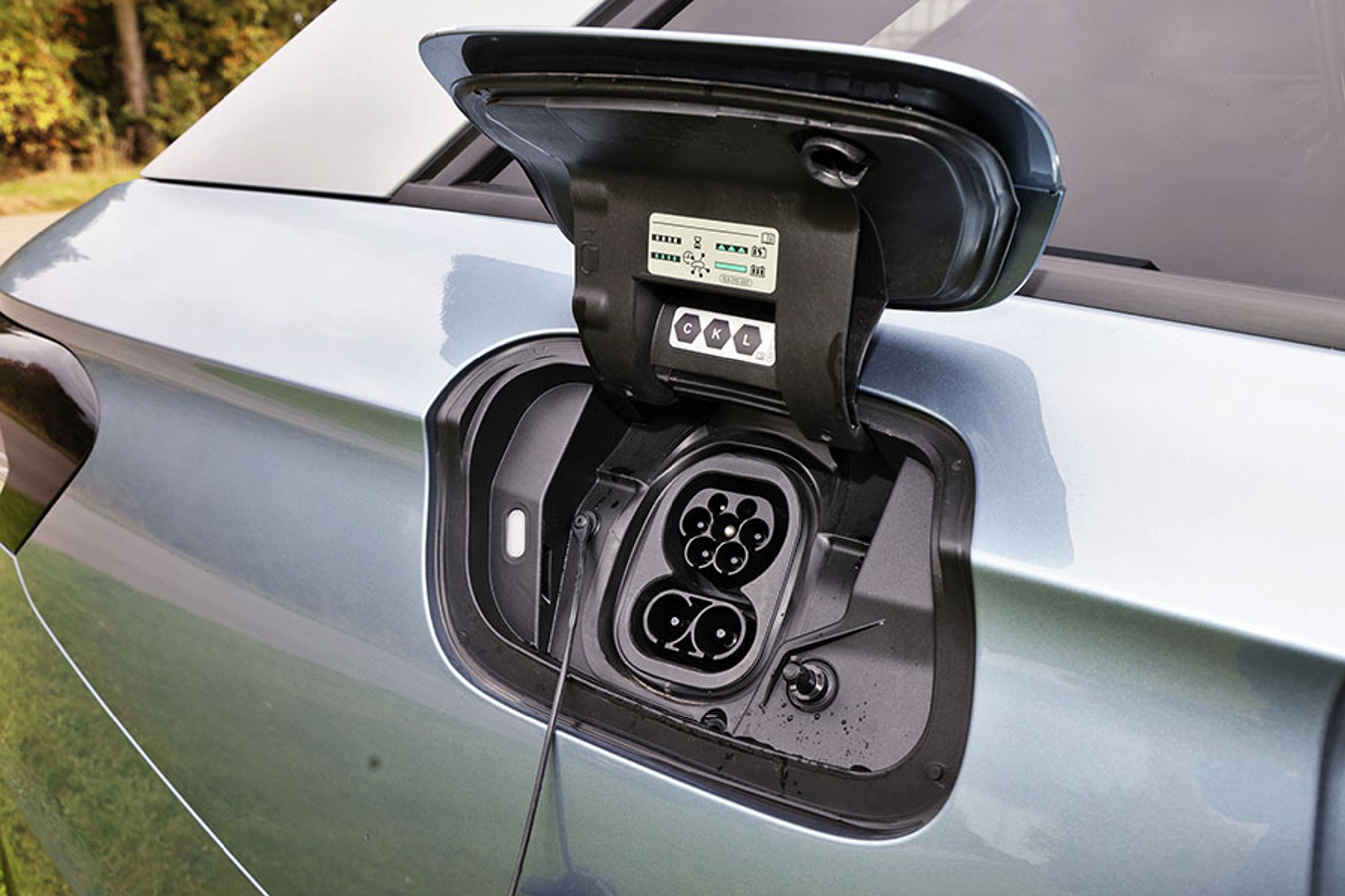 Ladestikket er placeret ved højre baghjul. På farten kan man DC-oplade med op til 200 kW, og hjemme kan man oplade med 11 kW. Batteriet er på 86 kWh netto og kan dermed oplades på otte timer ved en almindelig ladeboks.