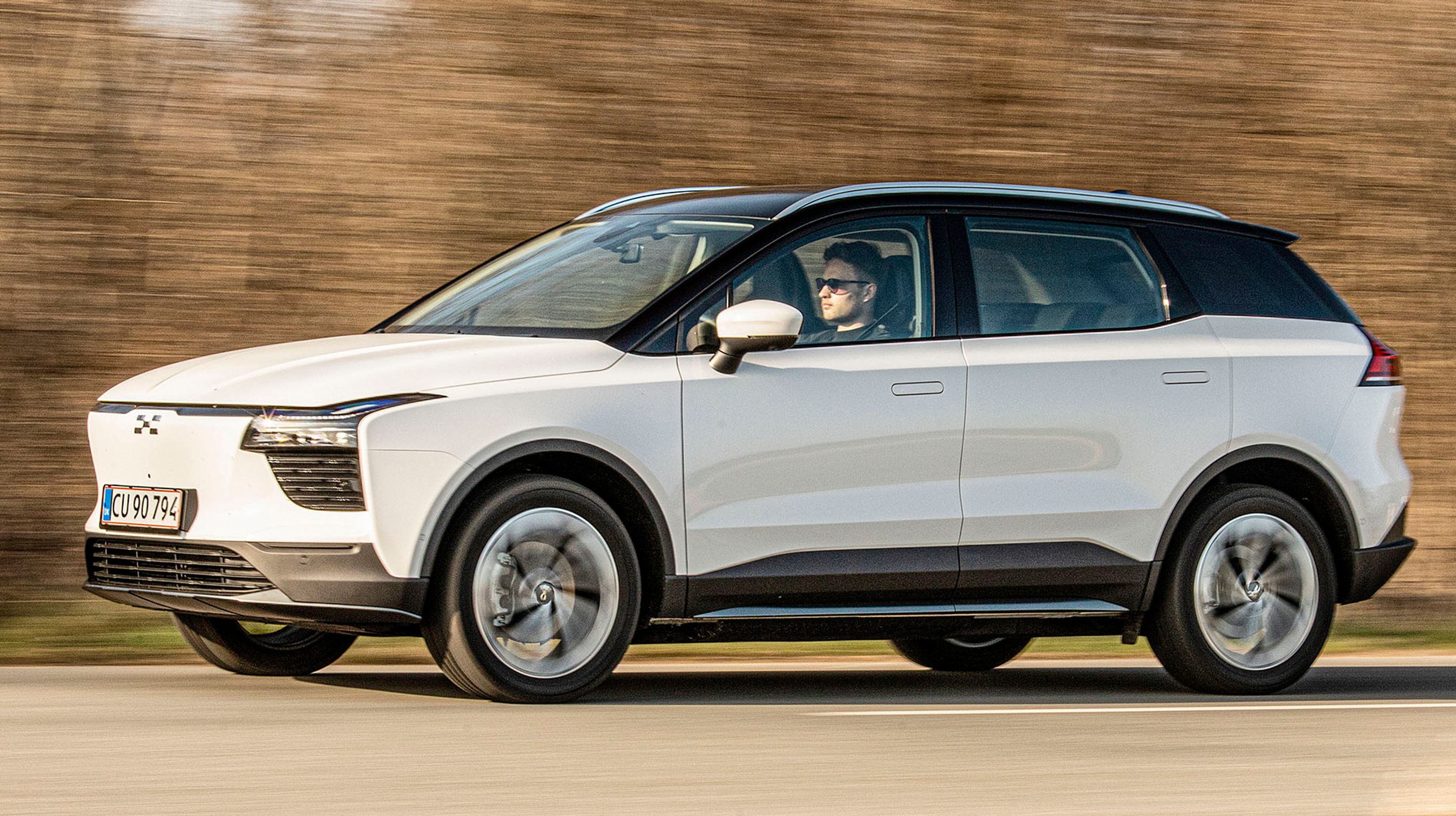 Med en akselafstand på 2,8 meter og en længde på næsten 4,7 meter er der tale om en ret stor bil. Aiways U5 kan leases fra 4.000 kr. pr. måned med en udbetaling på 20.000 kr.