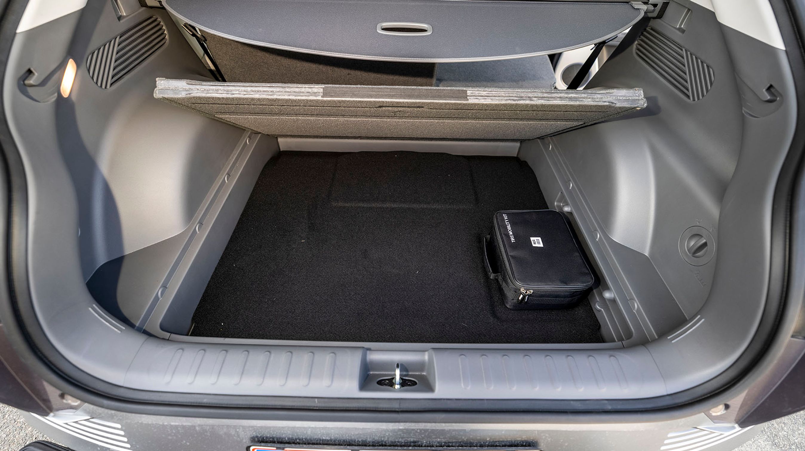 Under gulvet er et pænt stort ekstra rum til småting. Der er ikke reservehjul, men i stedet blot et lappekit i den sorte taske.